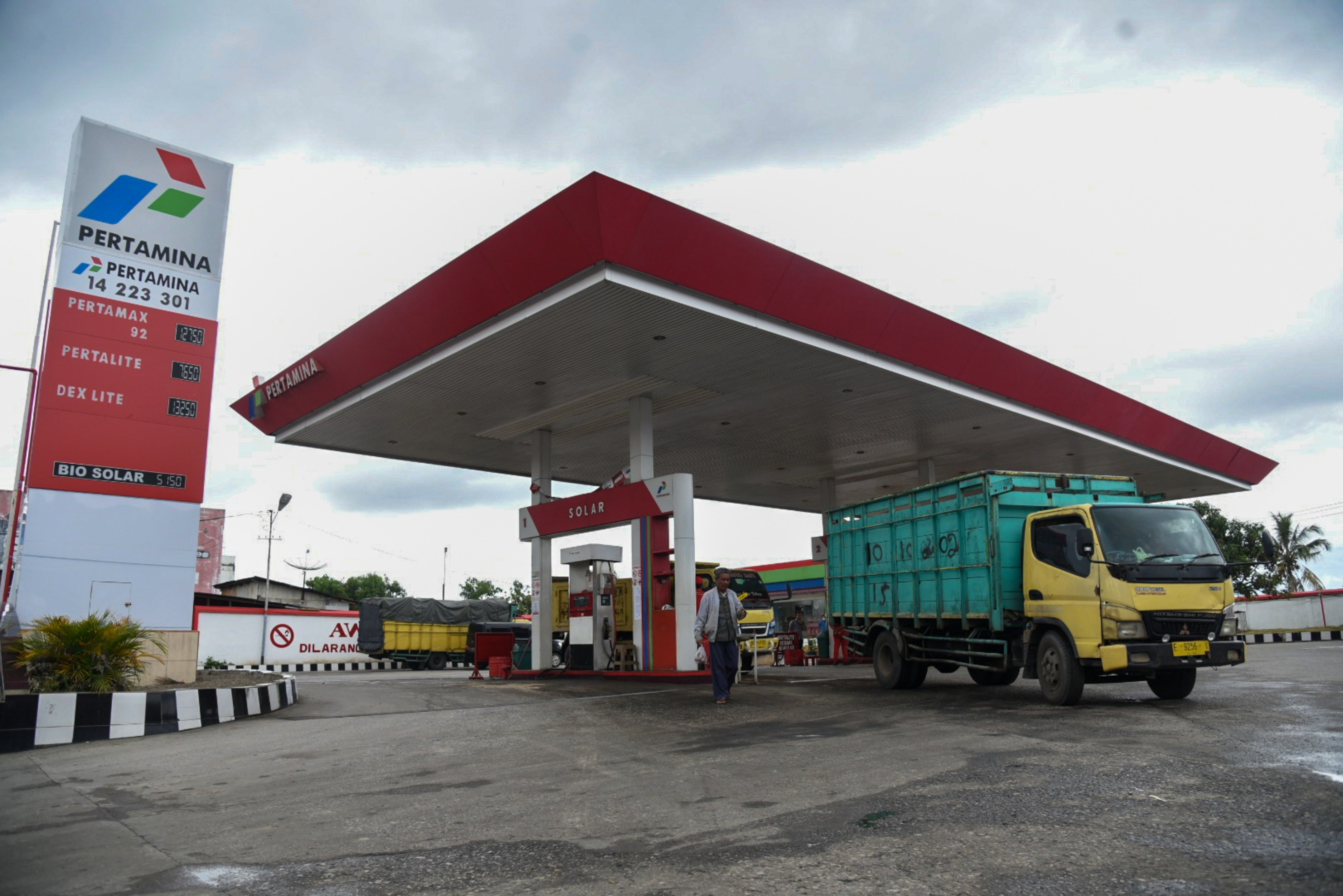 Sebuah truk mengisi BBM di salah satu SPBU di Kabupaten Toba, Sumatra Utara