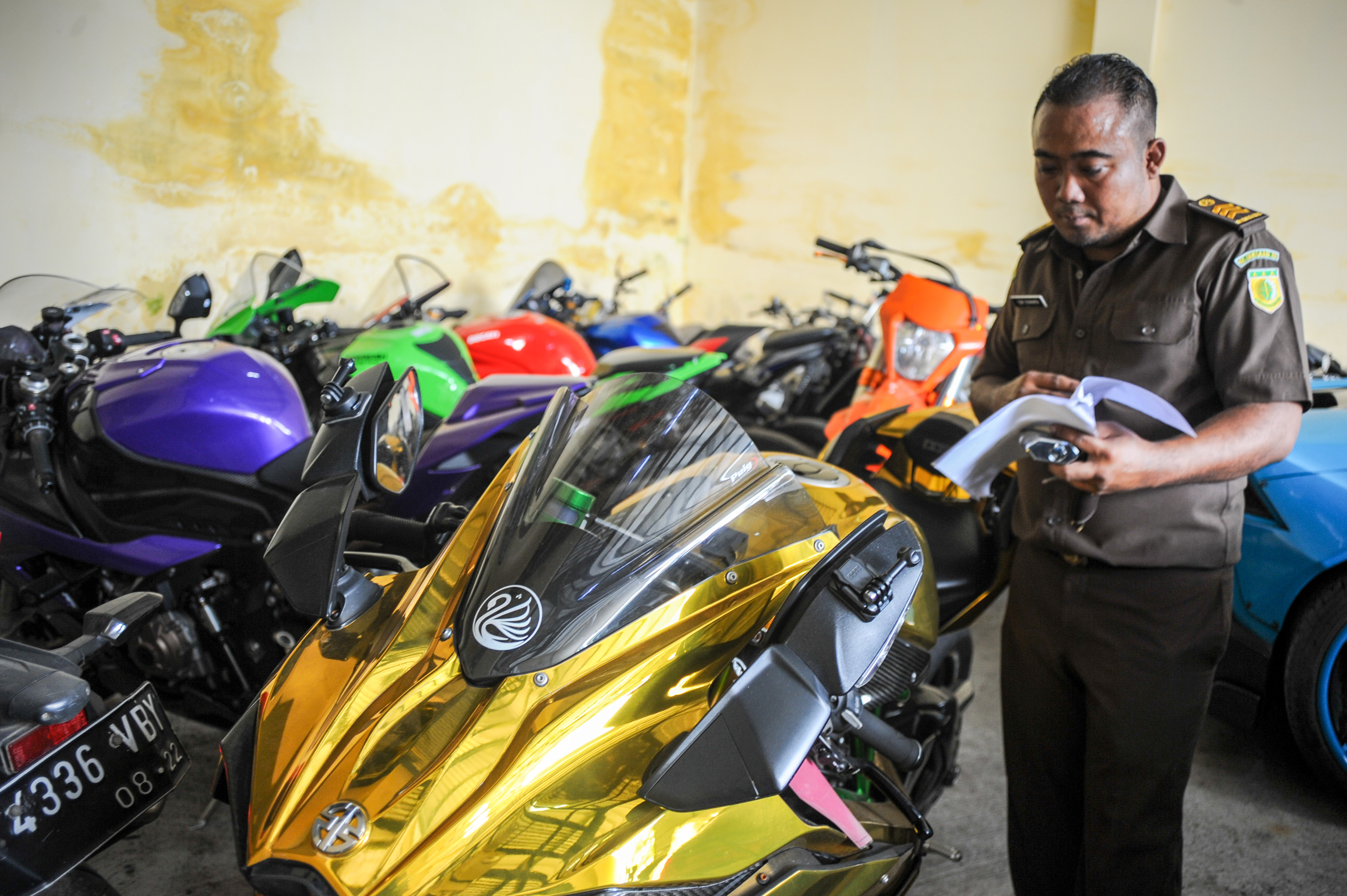 Barang bukti berupa motor sport dari kasus penipuan investasi opsi biner milik Doni Salmanan yang disita Kejaksaan Negeri Kabupaten Bandung.