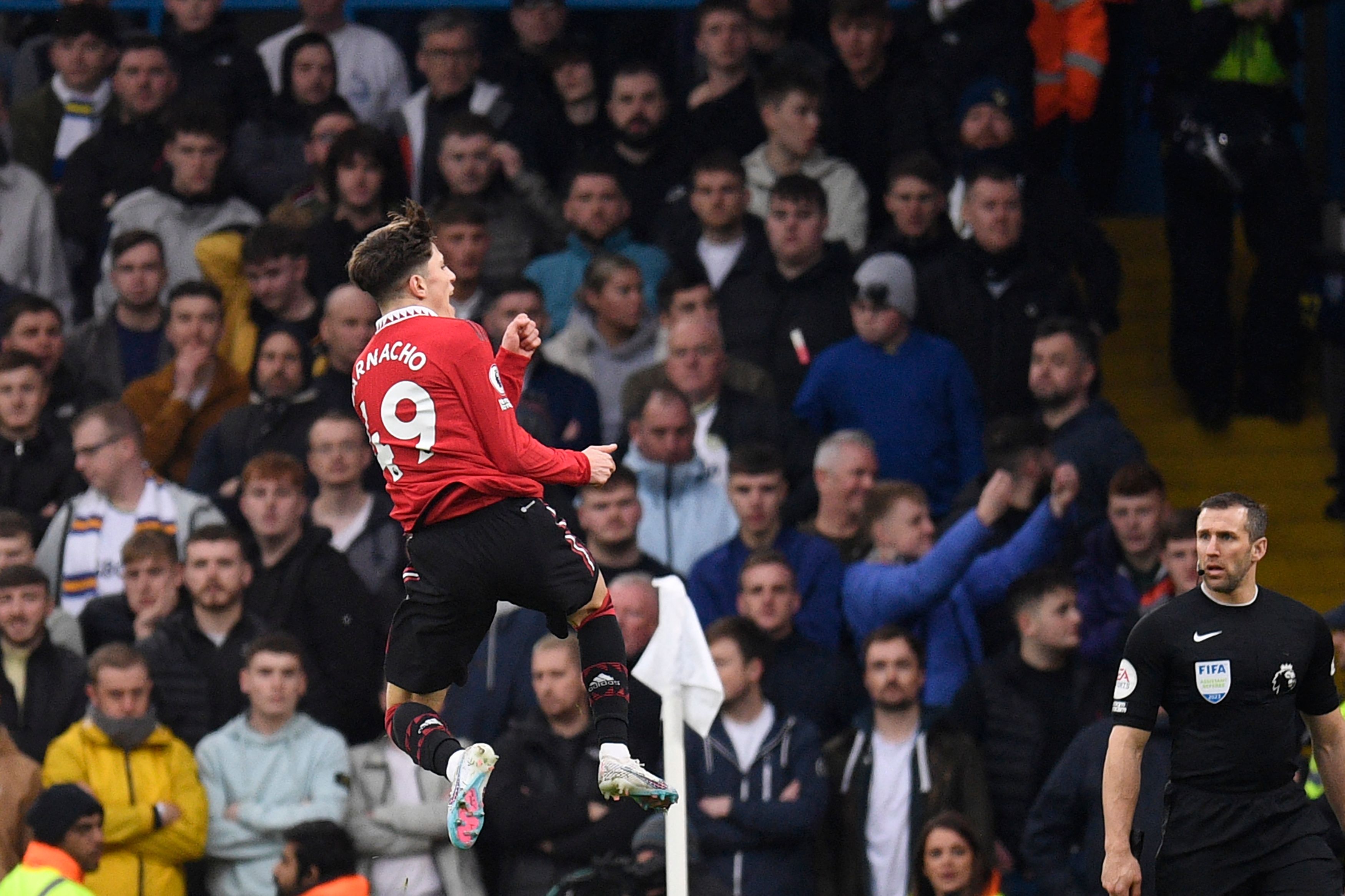 Eskpresi pemain Manchester United Alejandro Garnacho usai mencetak gol ke gawang Leeds United, Minggu (12/2). Manchester United menang 2-0.