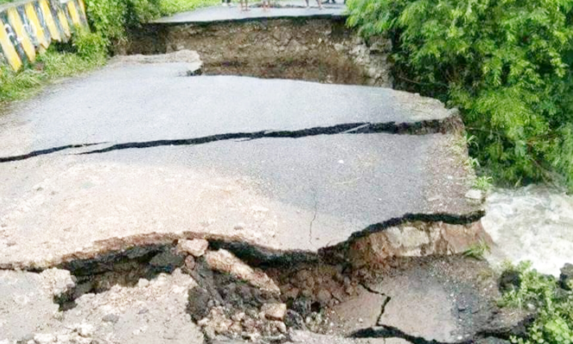 Jembatan utama di Nagekeo roboh tergerus banjor bandang memutus akses jalan ke Pelabuhan Marapokot
