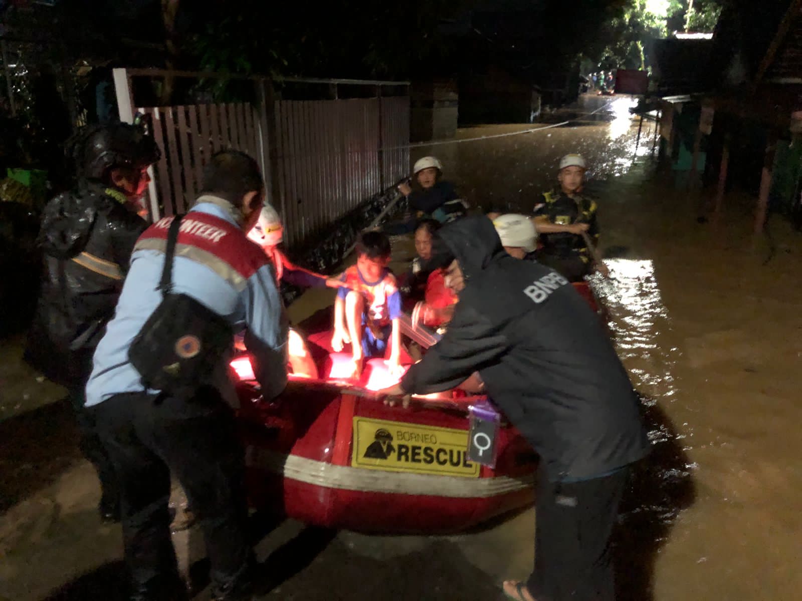 Petugas BPBD Kota Banjarbaru mengevakuasi warga, khususnya anak-anak dan lansia ke lokasi penampungan