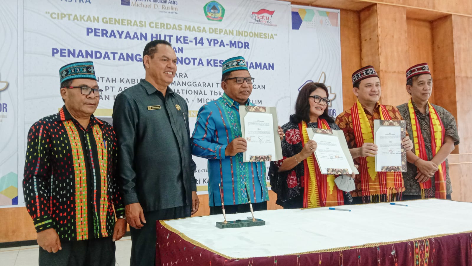 Ketua YPA-MDR Herawati Prasetyo (ketiga dari kanan) dan Bupati Manggarai Timur Agas Andreas (ketiga dari kiri) menunjukkan nota kesepakatan.