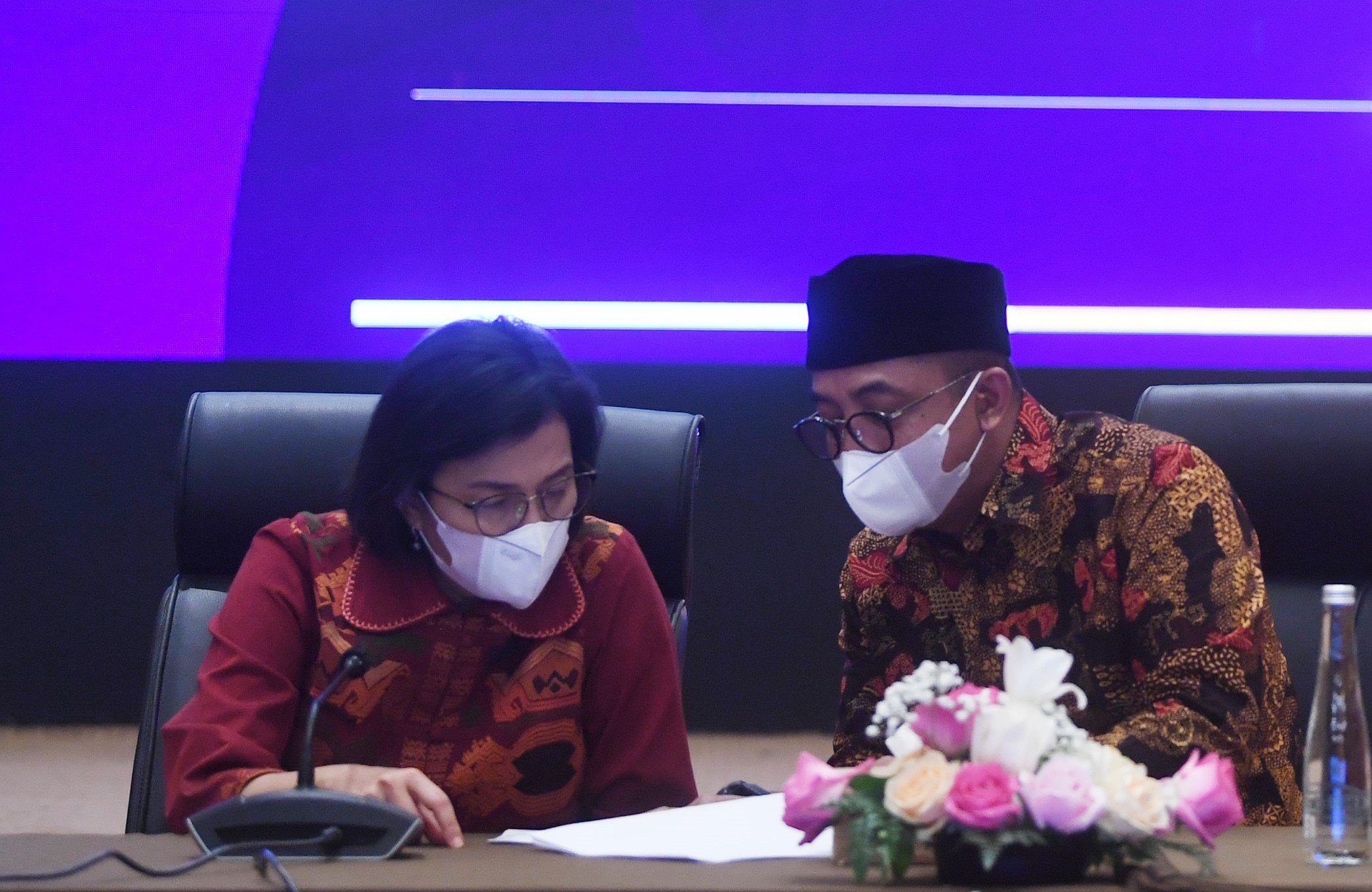 Menkeu Sri Mulyani (kiri) berbincang dengan Dirjen Pajak Suryo Utomo (kanan)