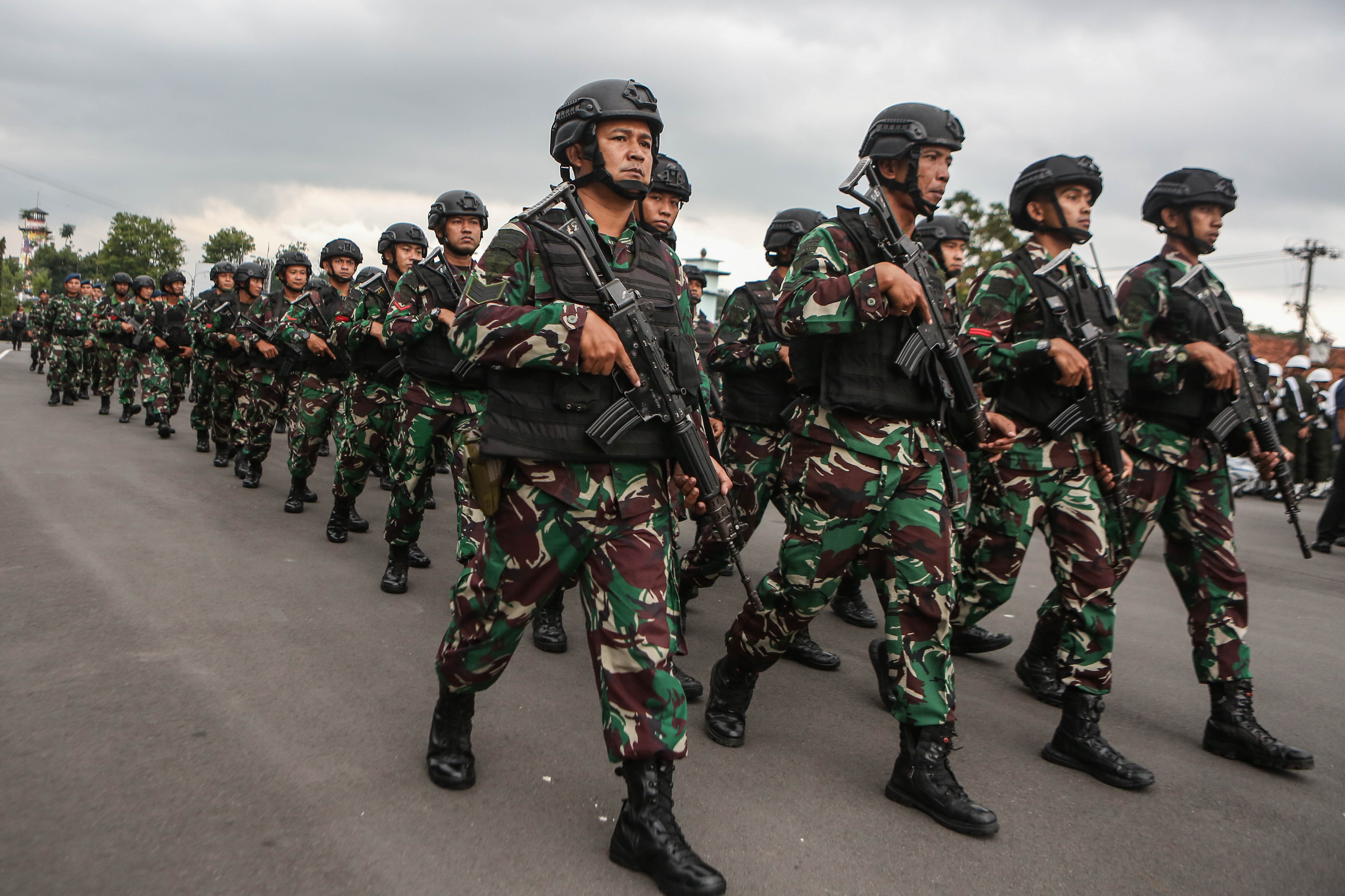 Potret sejumlah prajurit TNI melakukan apel pengamanan.