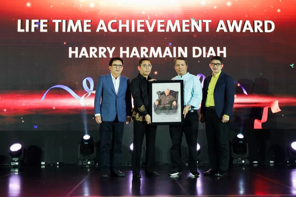 Pemberian life time achievement bagi tokoh asuransi Alm. Harry Diah
