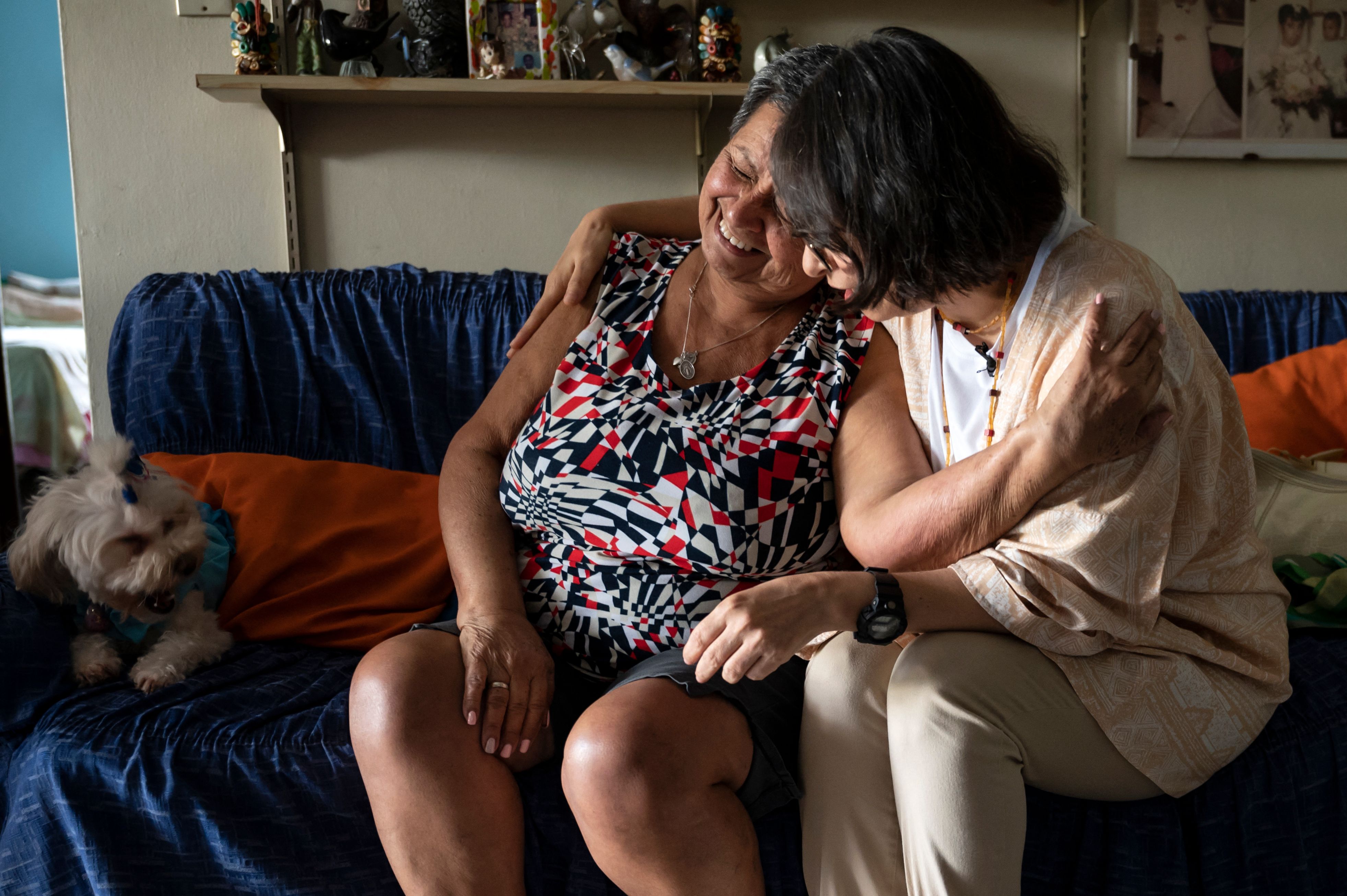 Relawan Convite menemani seorang lansia di Venezuela