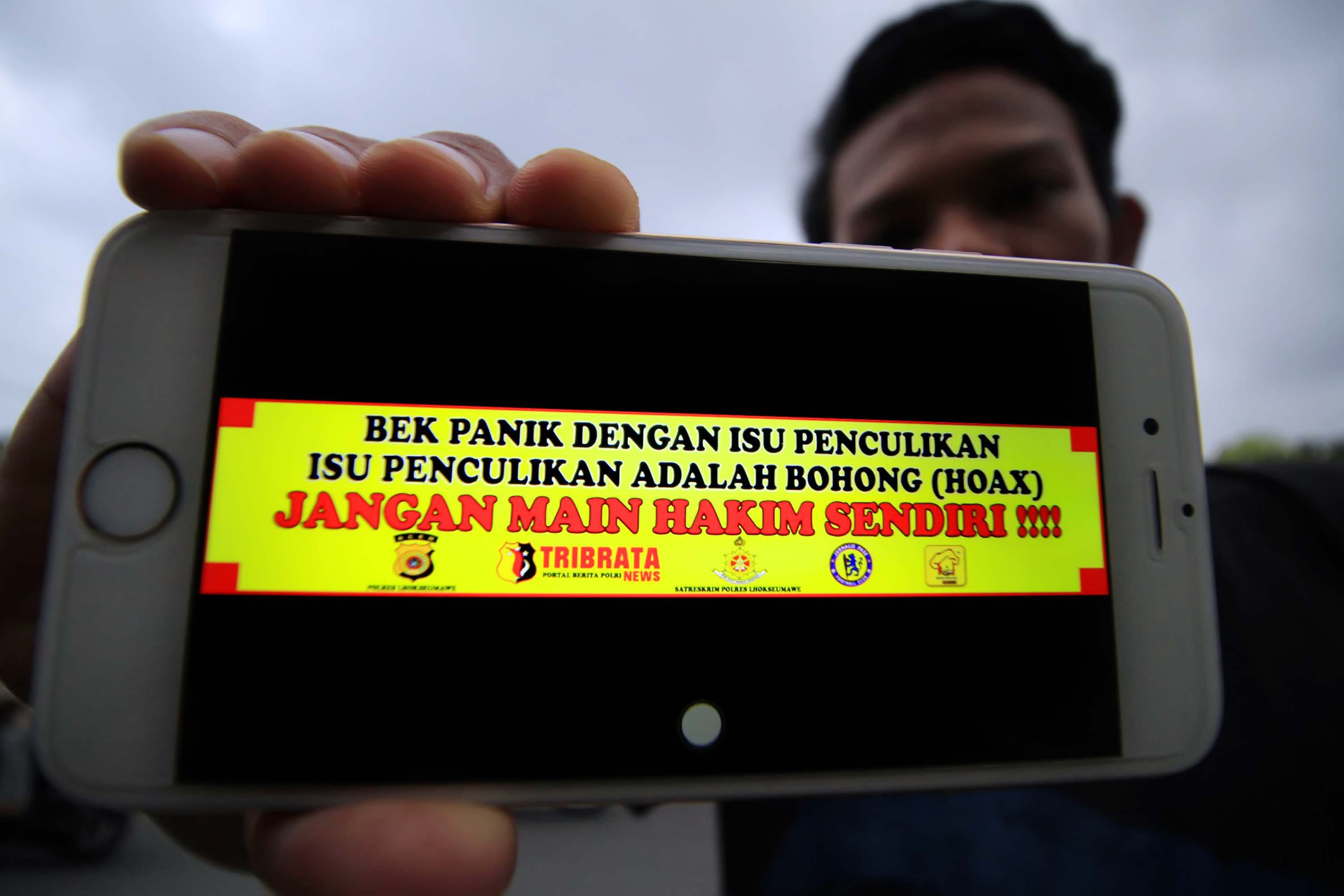 Warga menunjukkan kampanye 