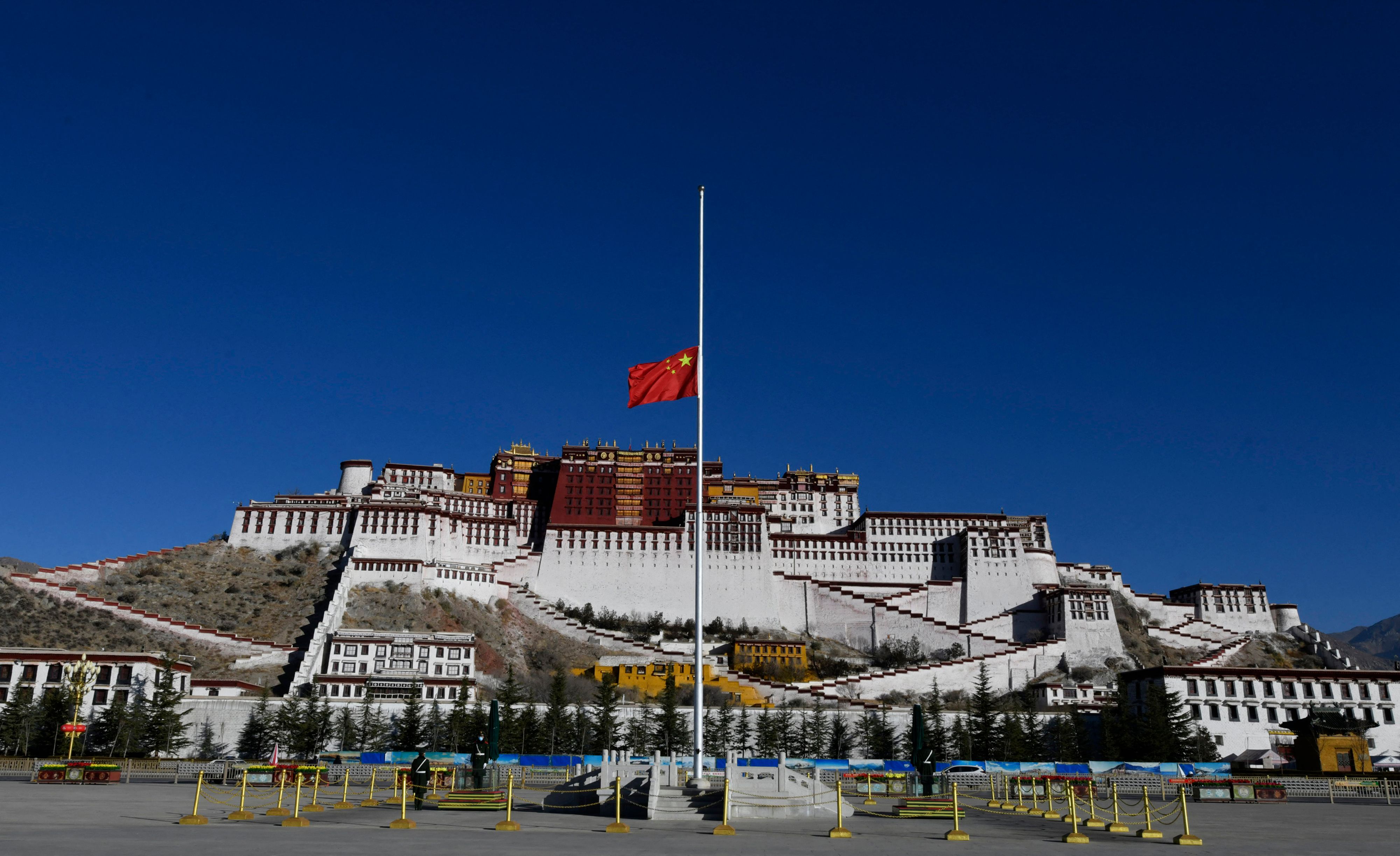 Bendera Tiongkok berkibar setengah tiang di depan Istana Potala di Lhasa, di Daerah Otonomi Tibet saat kematian tokoh Tiongkok, 2022.