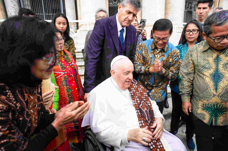 Paus Fransikus menerima batik Ceplok Mangkara Kawung hadiah dari GKBRAy Paku Alam X yang dibawa oleh Paguyuban Wartawan Katolik Indonesia.