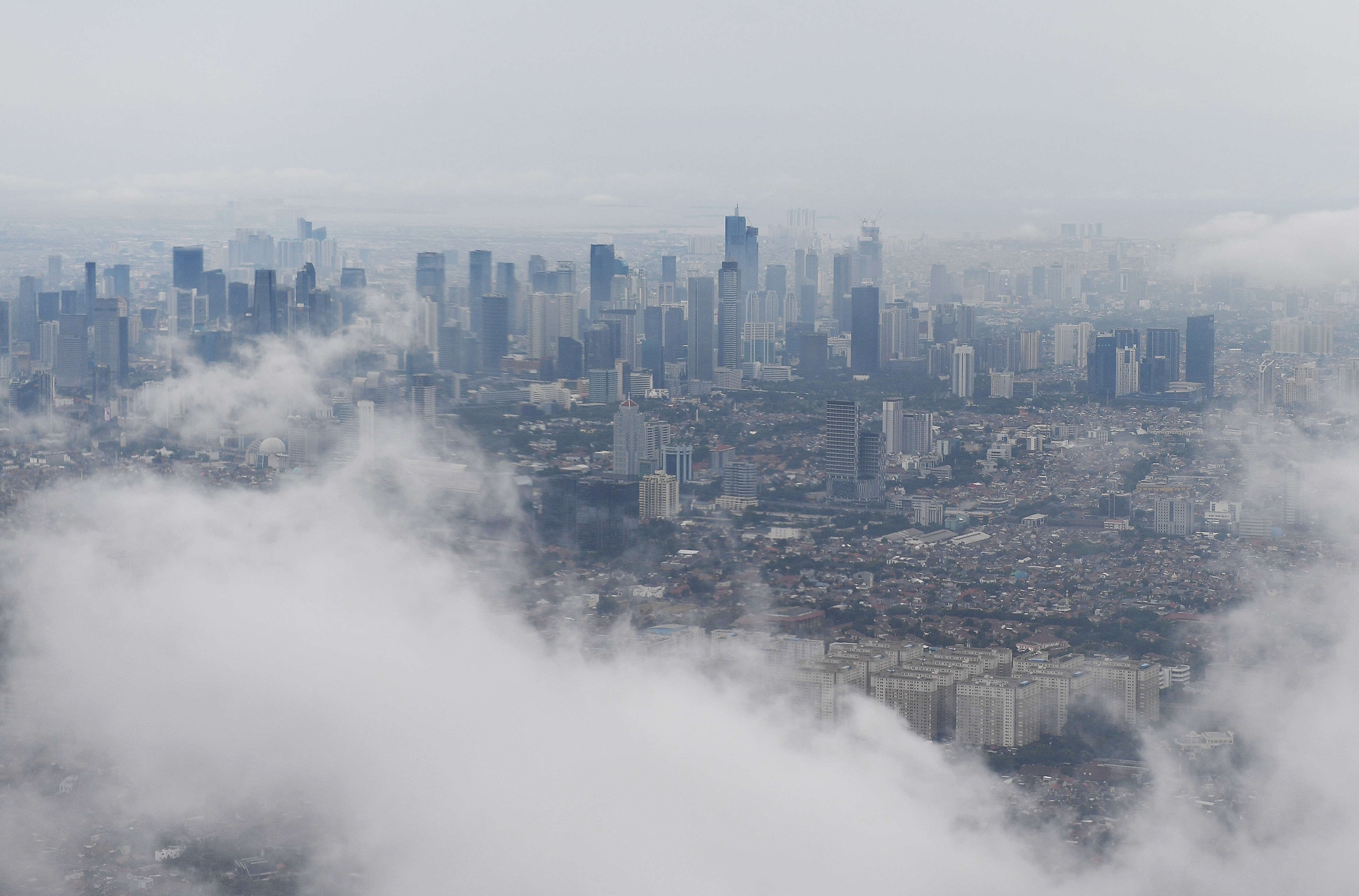 Suasana gedung pencakar langit di wilayah Jakarta.