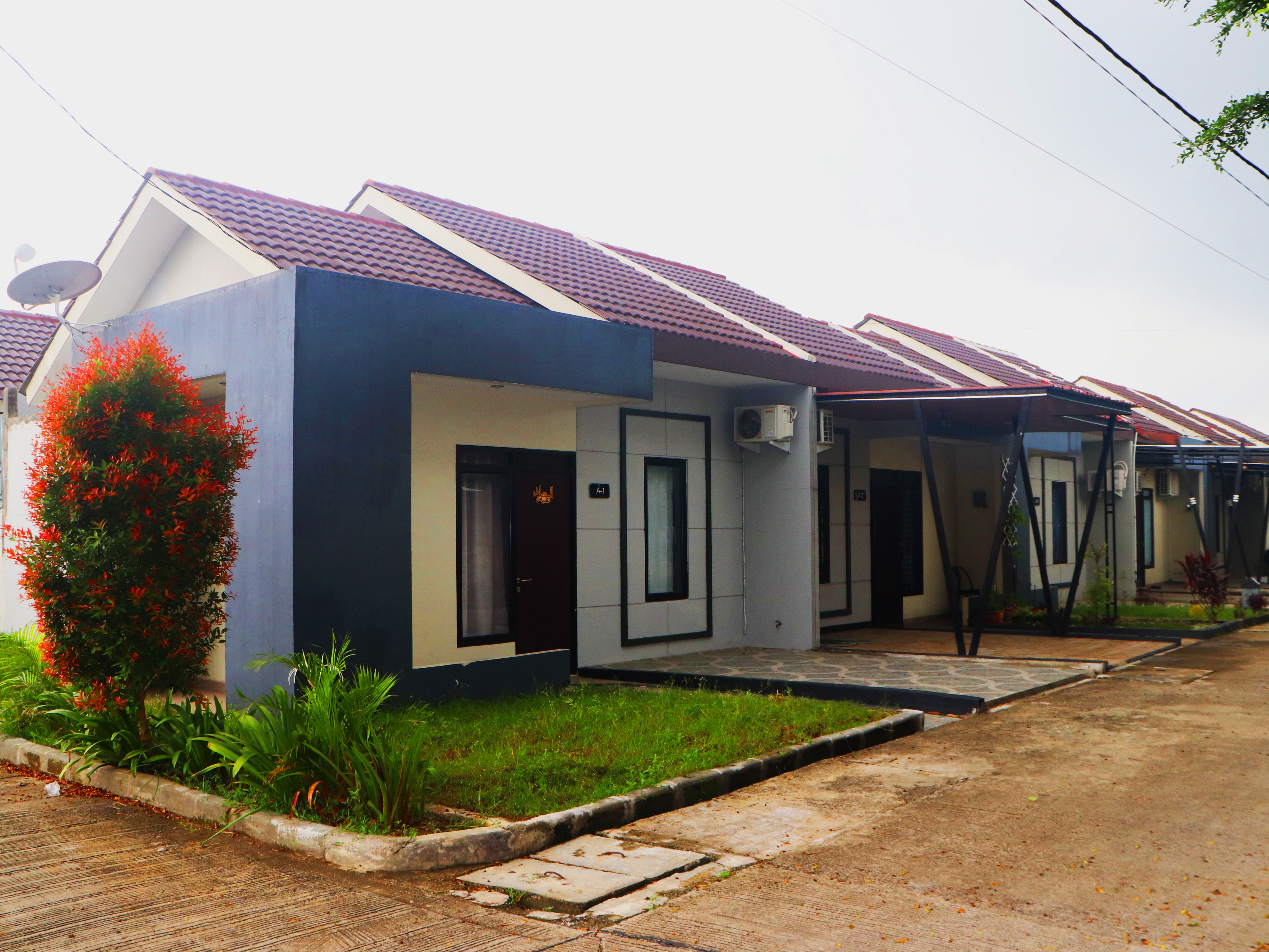 Karawang diapit oleh tiga pusat pertumbuhan yaitu Jabodetabek, Bandung Raya, dan Cirebon Raya.