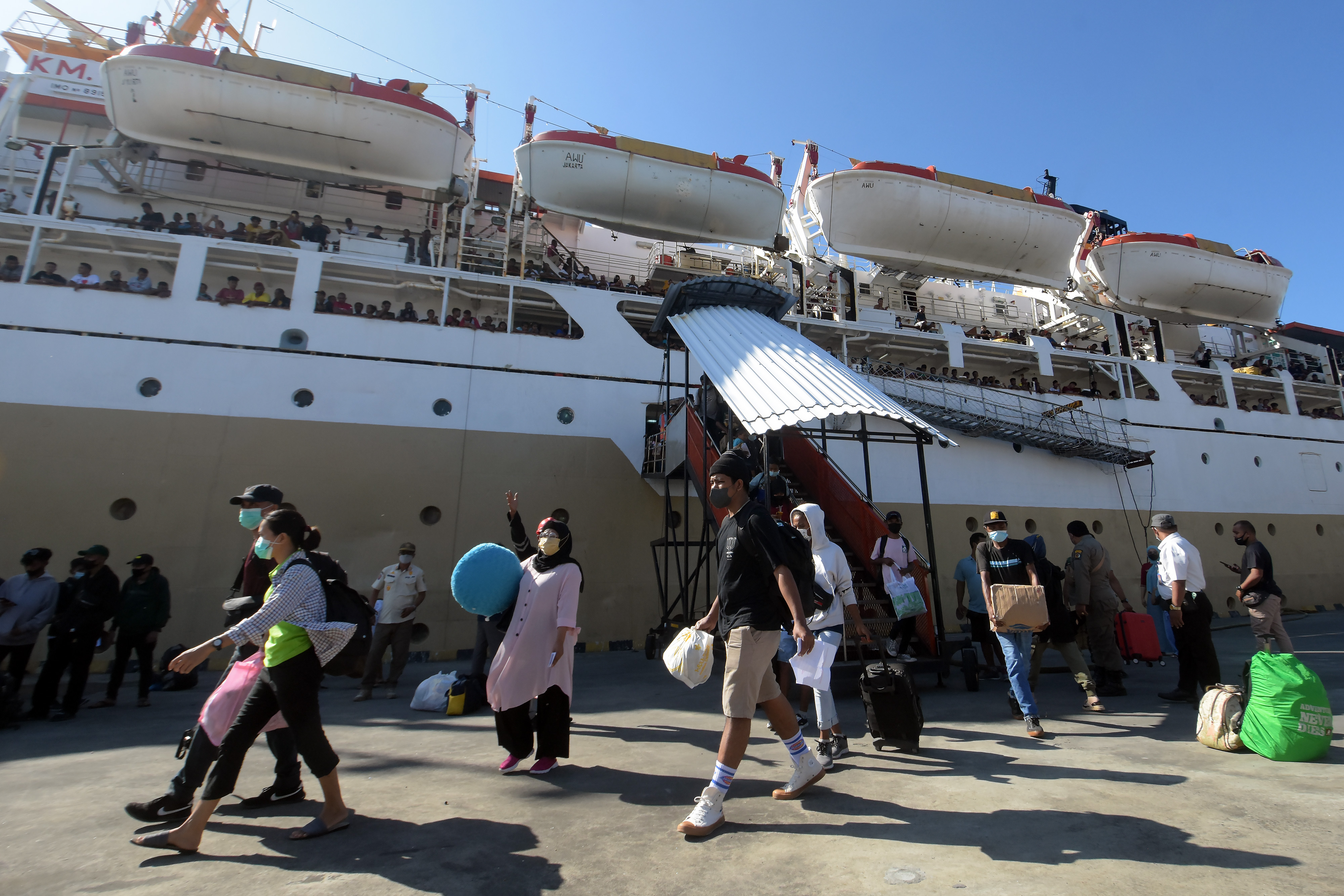 Potret penumpang urun dari kapal setibanya di Pelabuhan Benoa, Bali.