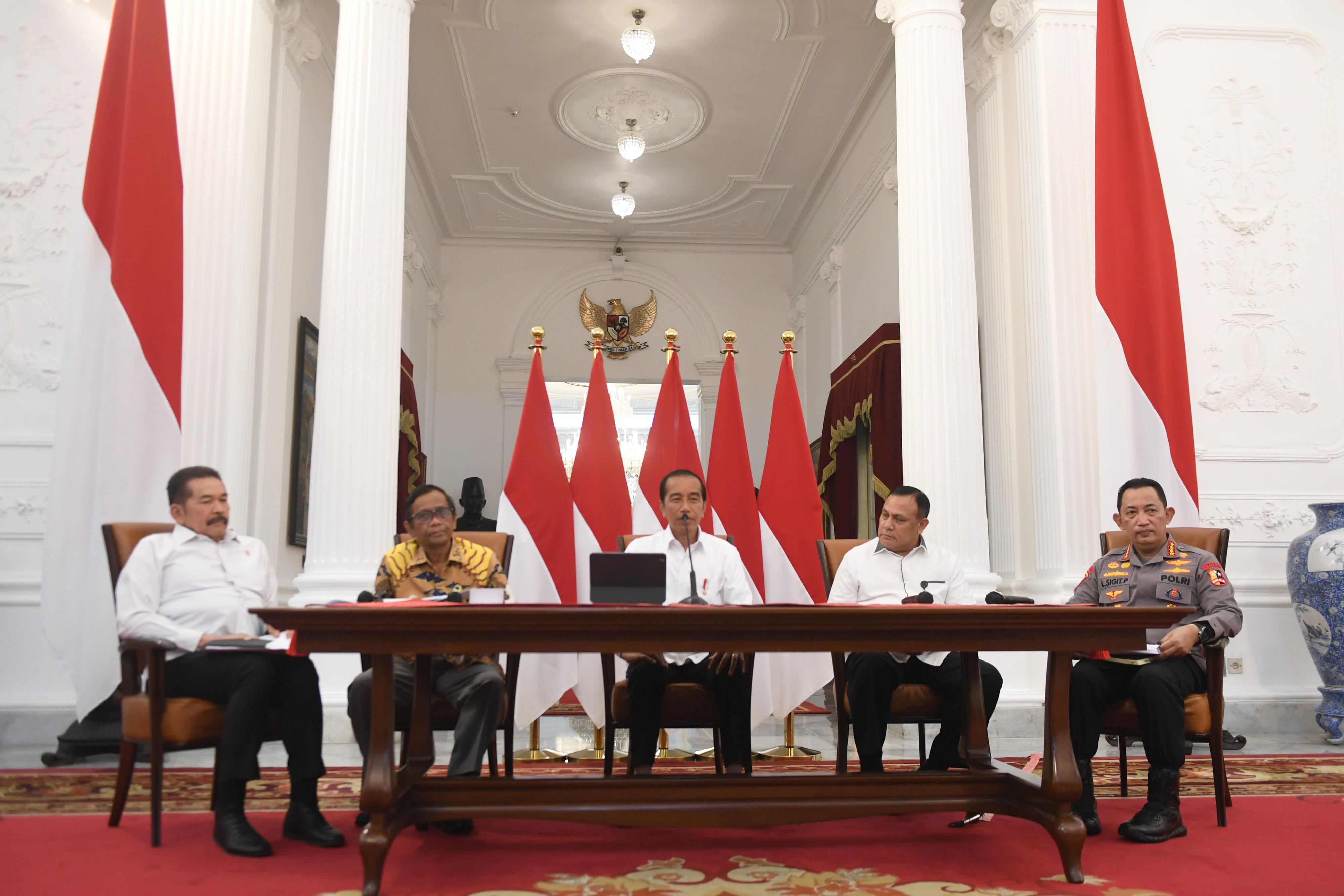 Presiden Joko Widodo (tengah)