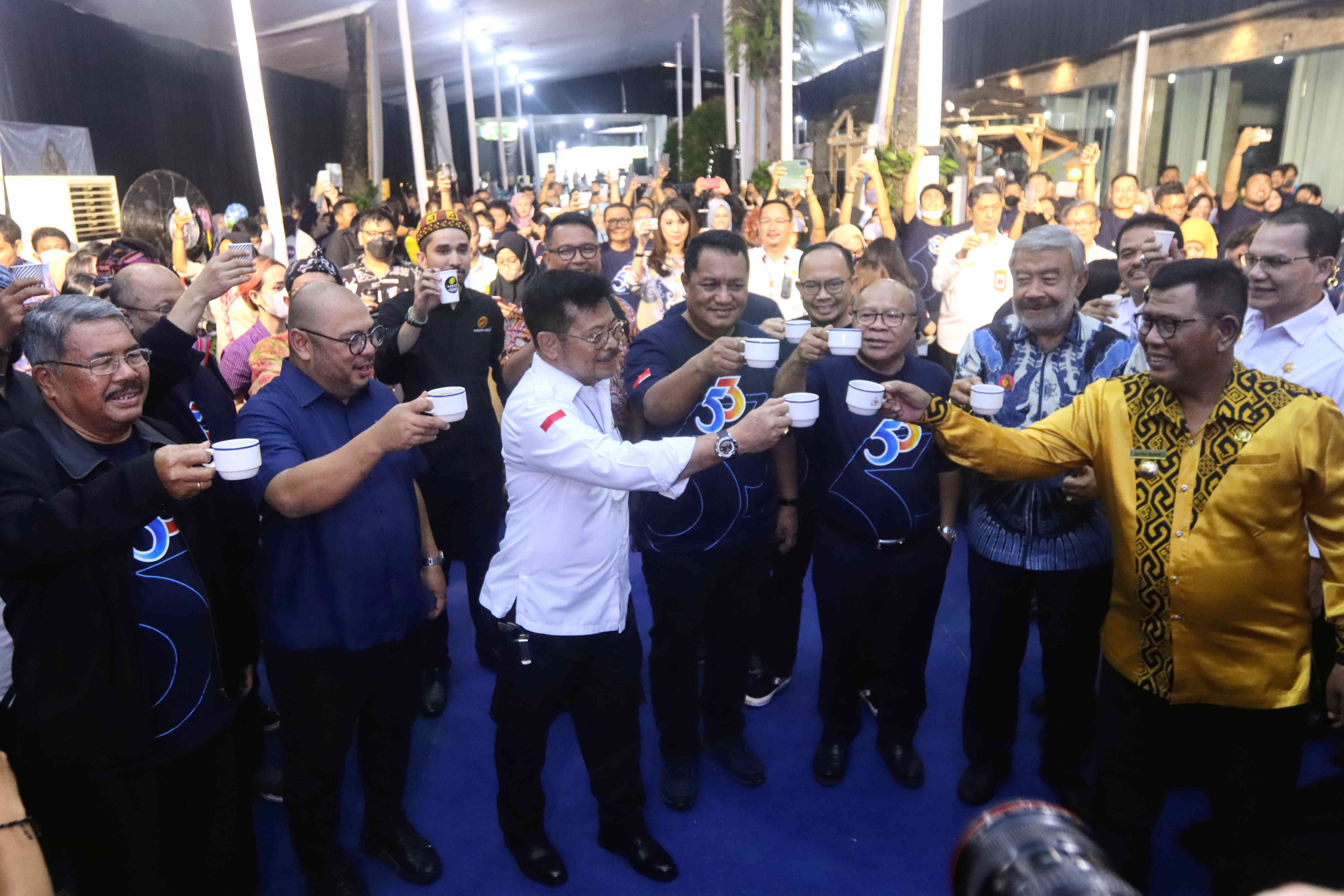 Mentan Syahrul Yasin Limpo bersama Bupati Kayong Utara Citra Duani dan Dewan Redaksi Media Group membuka Festival Kopi Nusantara