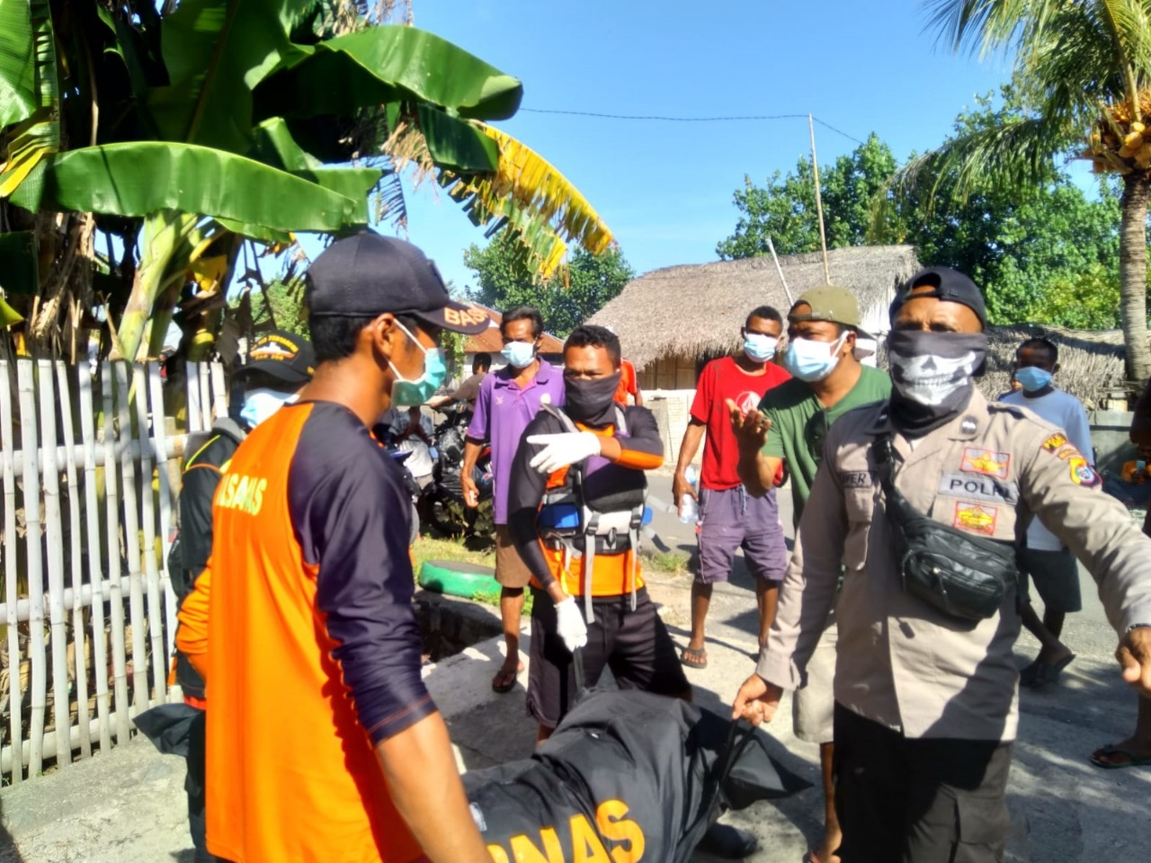 Petugas mengevakuasi korban meninggal akibat banjir bandang di Kabupaten Sikka, NTT.