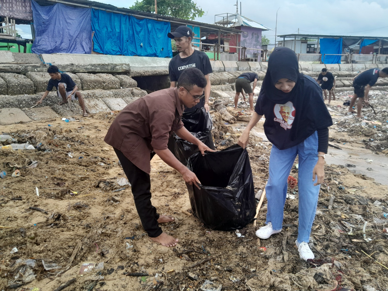 GMC NTT gandeng komunitas Hipmoko untuk membersihkan Pantai Warna Oesapa di Kecamatan Kelapa Lima, Kota Kupang, Jumat (10/2/2023).