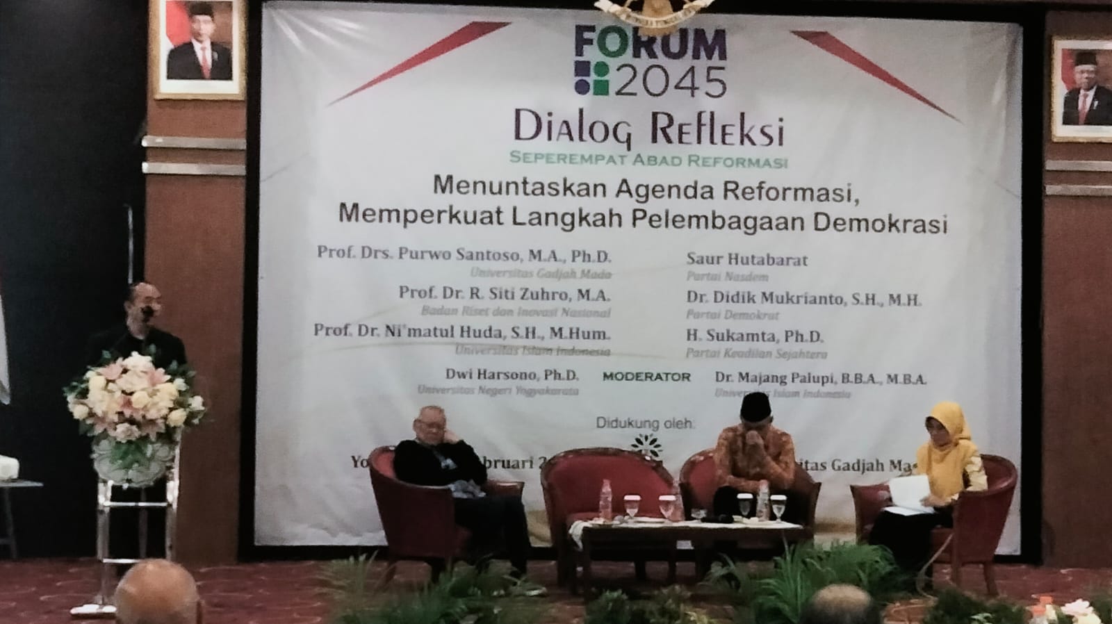  Acara Dialog Kebangsaan ”Refleksi 25 Tahun Reformasi” yang diselenggarakan oleh Forum 2045 di Ballroom UC, UGM, Yogyakarta, Kamis (9/2).