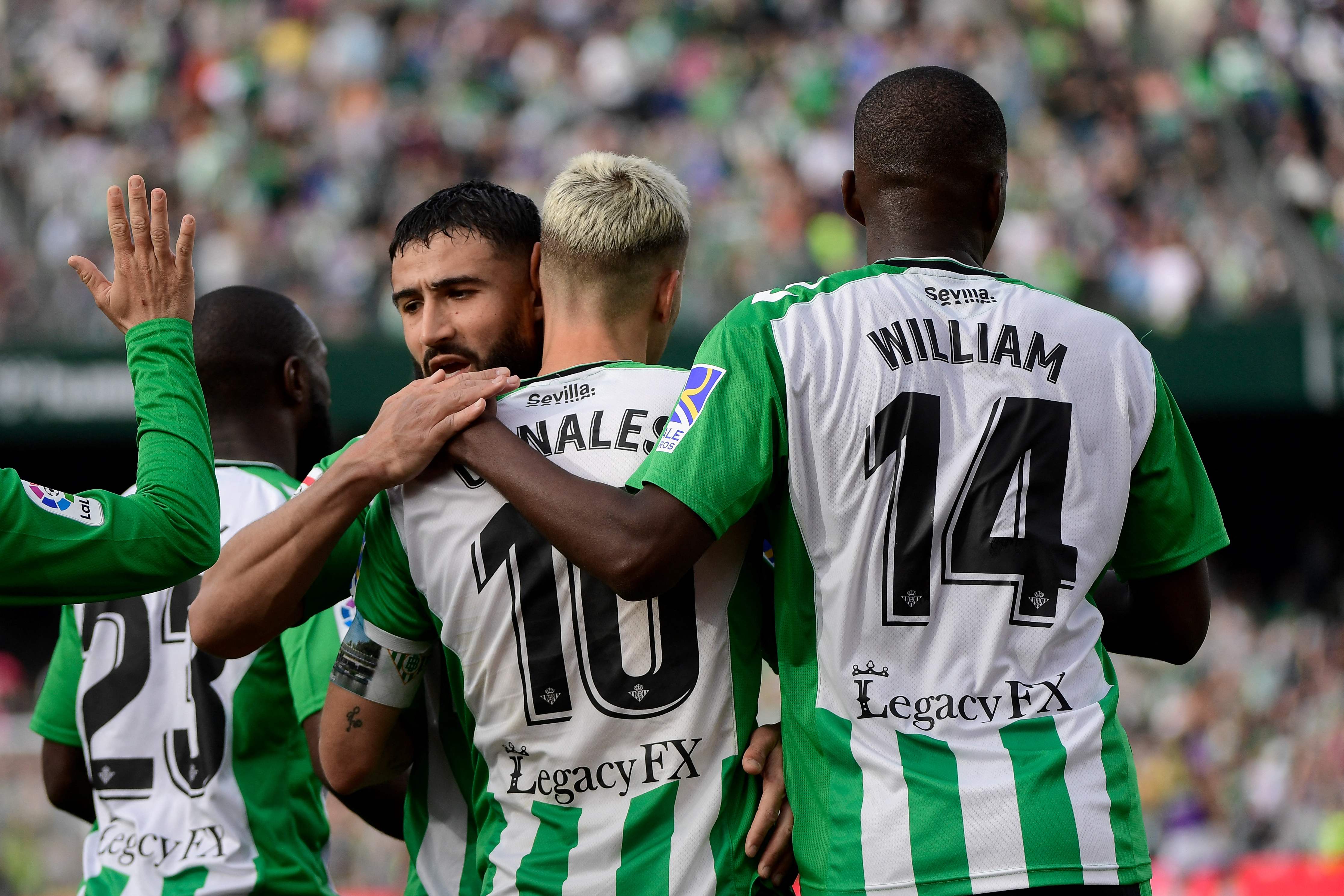 Para pemain Real Betis melakukan selebrasi usai mencetak gol ke gawang Real Valladolid di laga La Liga.