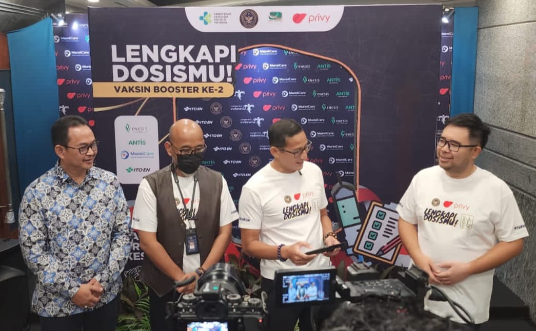 Menparekraf Sandiaga Uno (kedua kanan) dan CEO Provy Marshall Pribadi (kiri) dalam acara sentra vaksin.