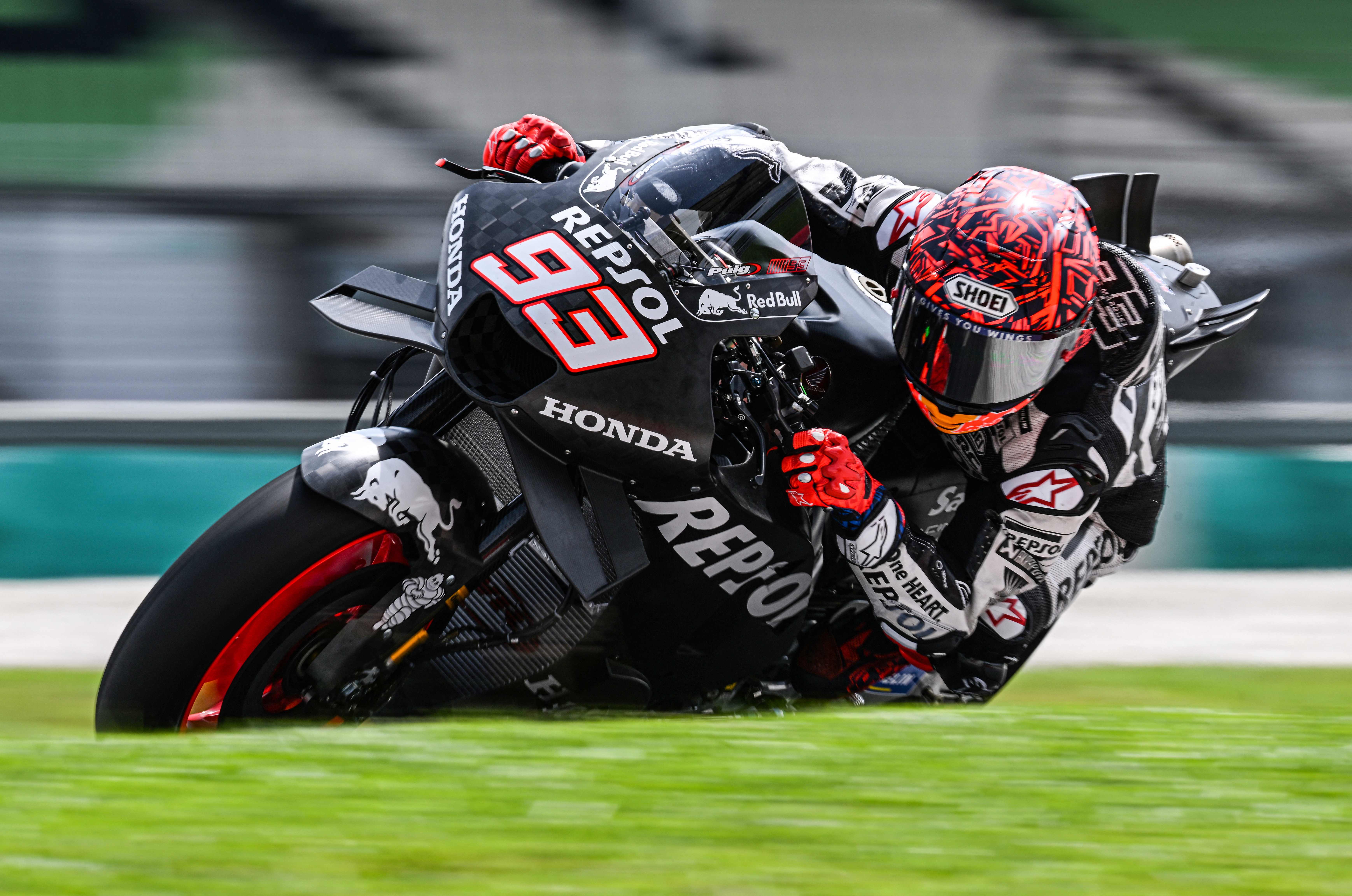 Pembalap Repsol Honda, Marc Marquez saat tes pramusim MotoGP di Sirkuit Sepang, Malaysia, Minggu (12/2).