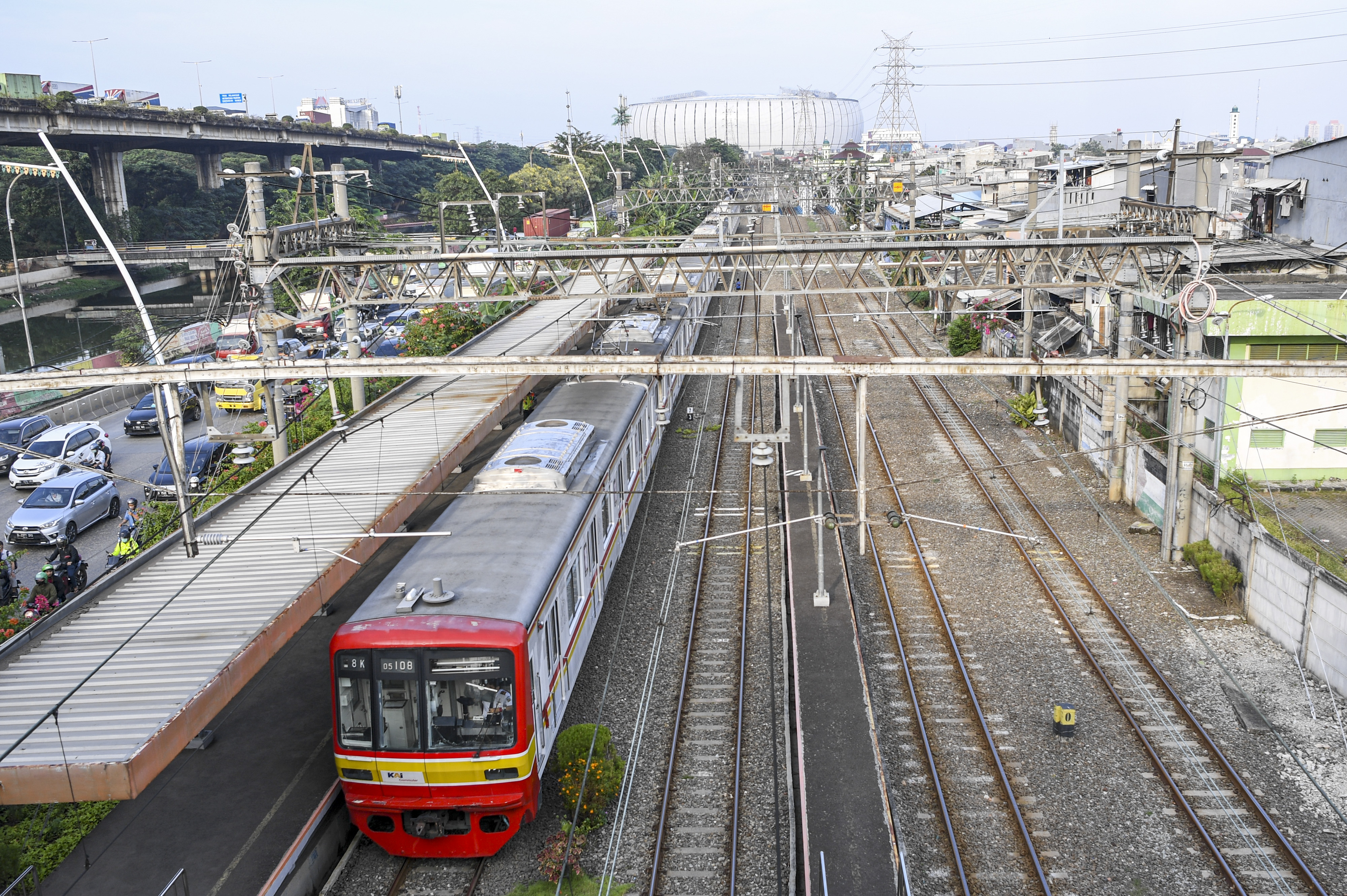 Ilustrasi. Sebuah rangkaian Kereta Rel Listrik (KRL) Commuter Line melintas di Stasiun Ancol, Jakarta.