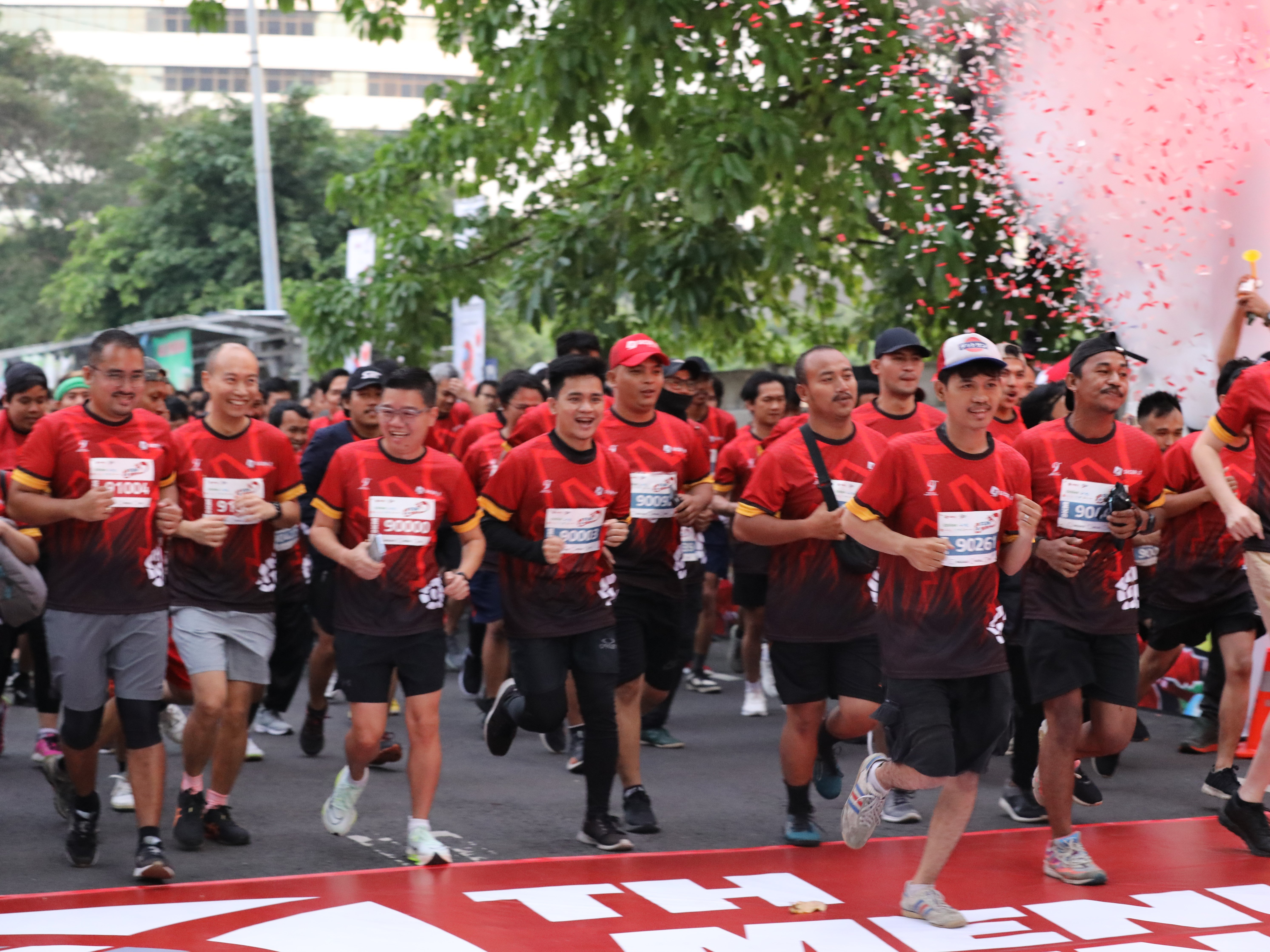 Peserta FunRunThon SiCepat Ekspres memulai lari marathon di Jl. Rasuna Said, Setiabudi, Jakarta Selatan, pada Minggu (19/2).