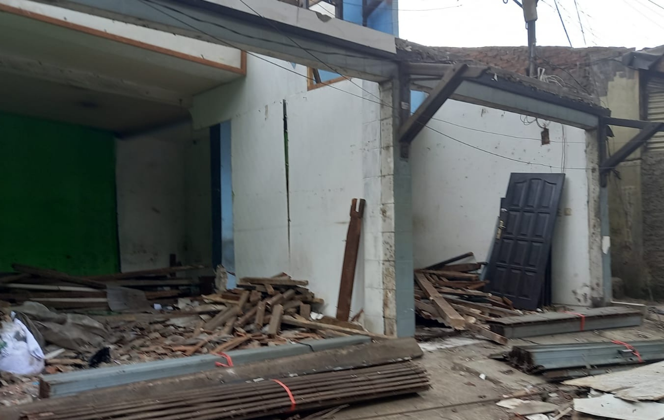 Kios-kios di sekitar RS Dustira Jalan Dustira Cimahi, Jawa Barat dibongkar menyusul rencana pengembangan Stasiun Kereta Api (KA) Cimahi. 