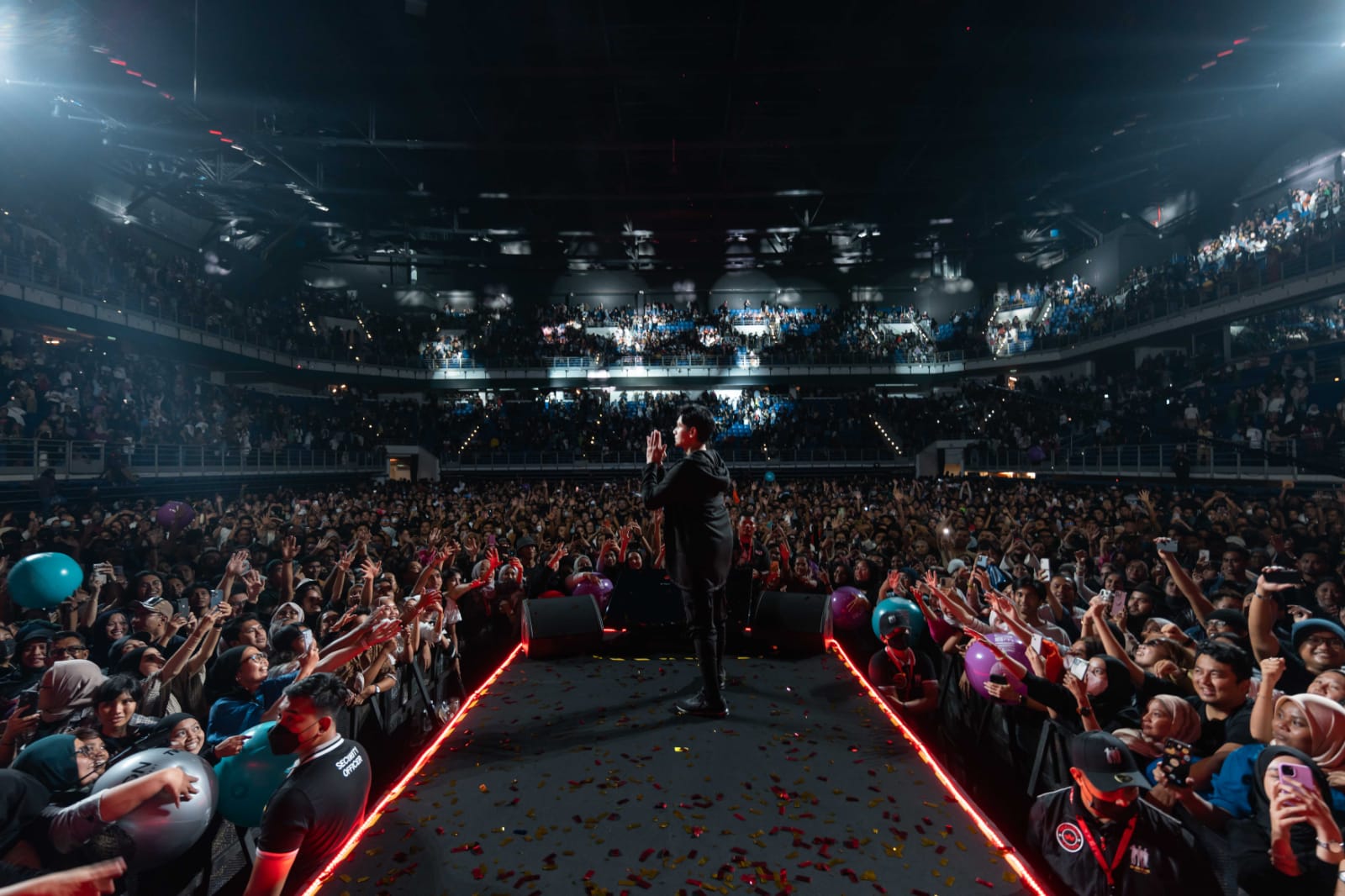 Konser Dewa 19 yang selalu dipenuhi fanbase Baladewa.