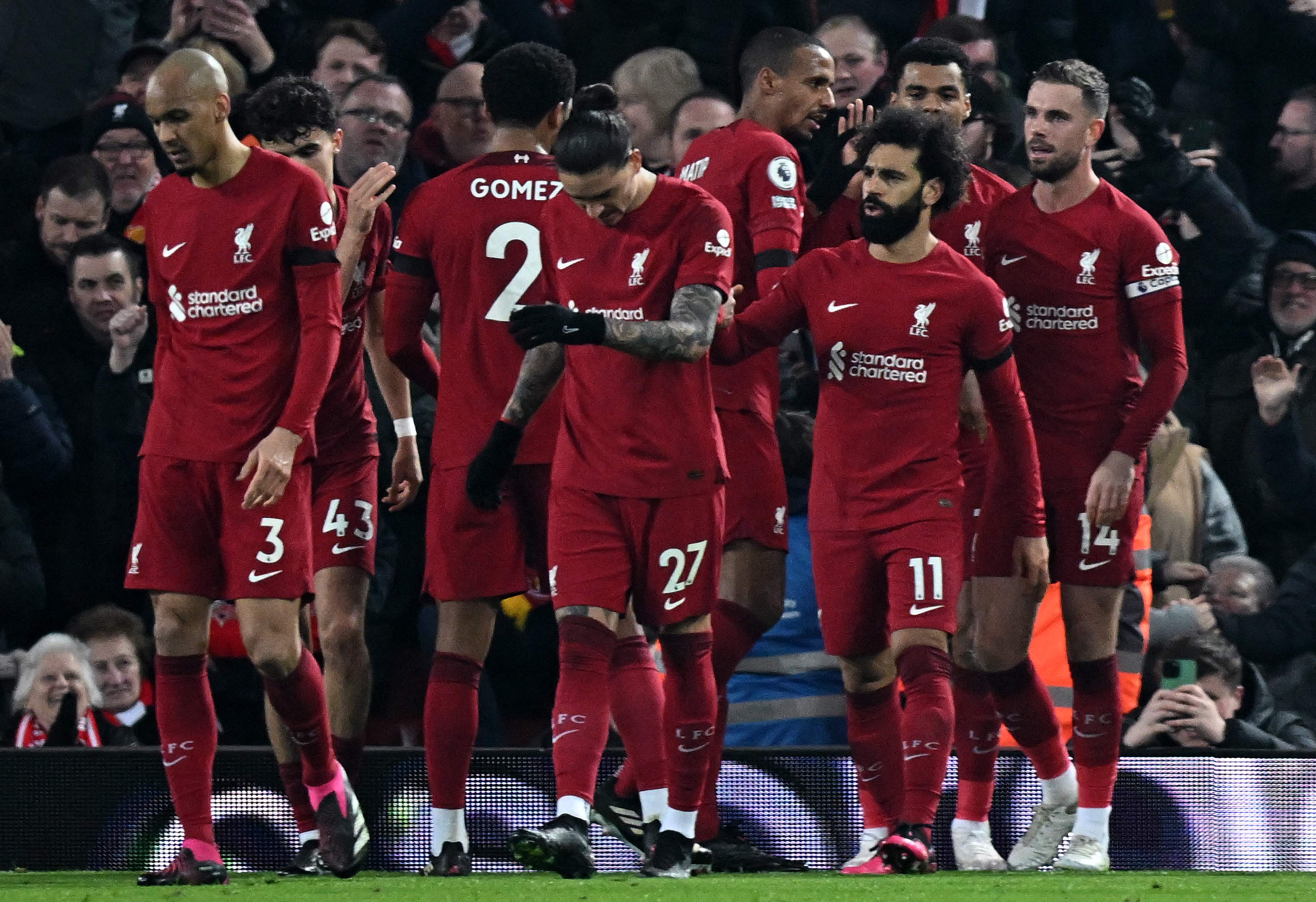 Penyerang Liverpool Mohamed Salah (kedua dari kanan) melakukan selebrasi usai mencetak gol ke gawang Everton di laga Liga Primer Inggris.