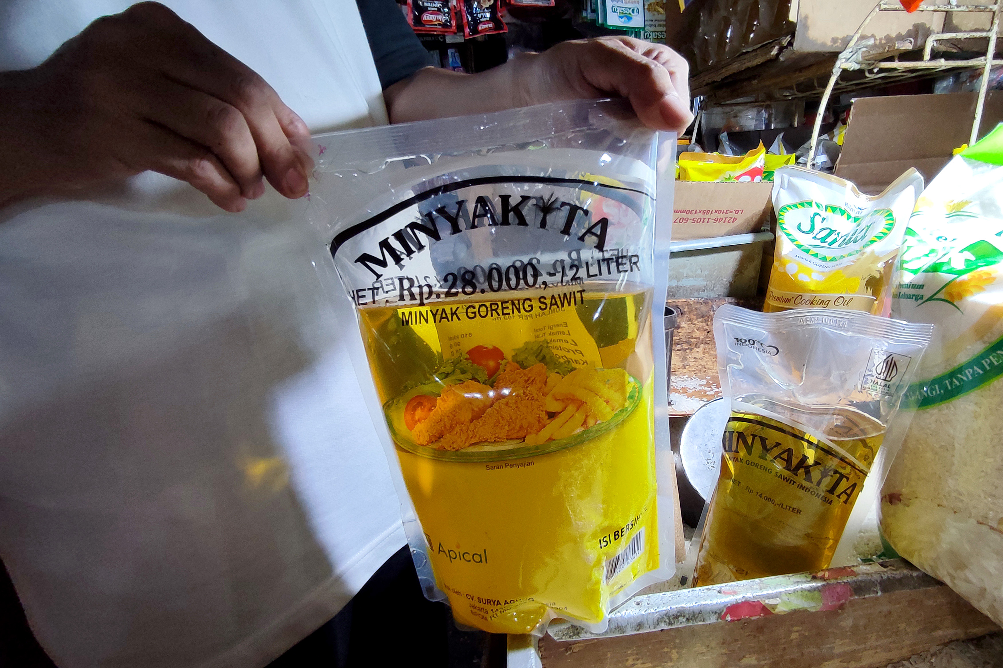 Pedagang menunjukkan minyak goreng kemasan produksi pemerintah Minyakita di Pasar Kebayoran, Jakarta