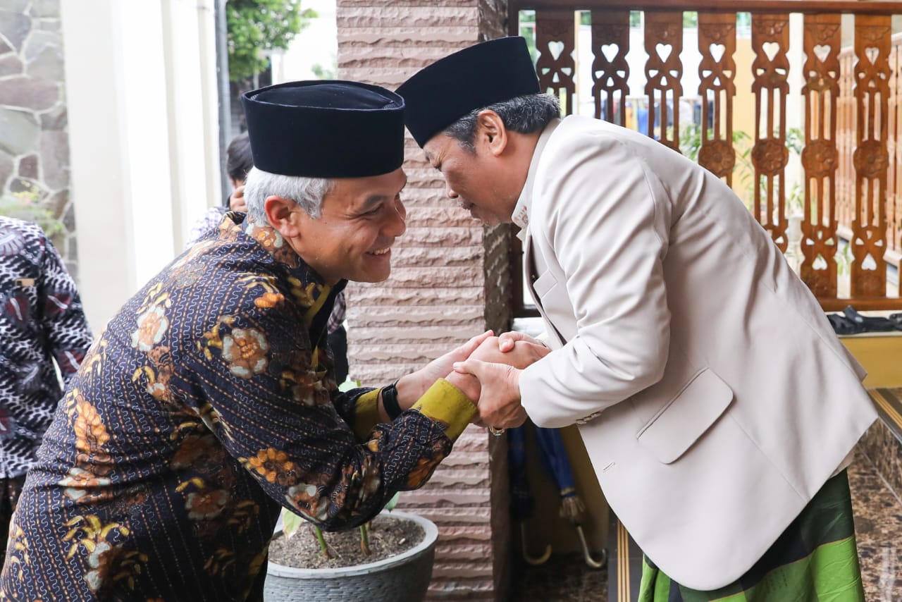 Gubernur Jateng Ganjar Pranowo sowan ke Pondok Pesantren KHAS Kempek Cirebon KH Muhammad Mustofa Aqil Siroj di Cirebon, Minggu (12/2/23)