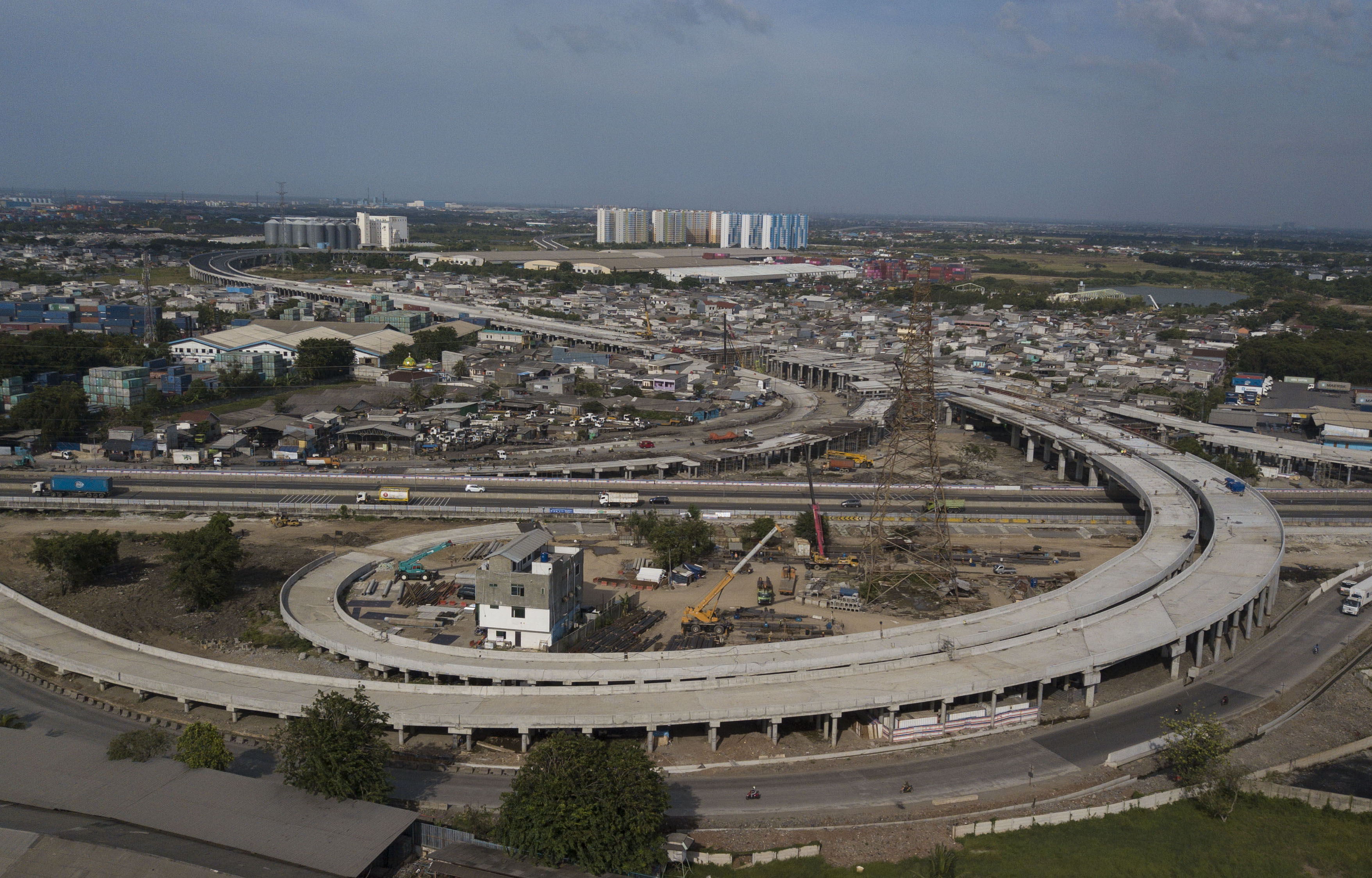 Foto udara pembangunan jalan tol di wilayah DKI Jakarta.