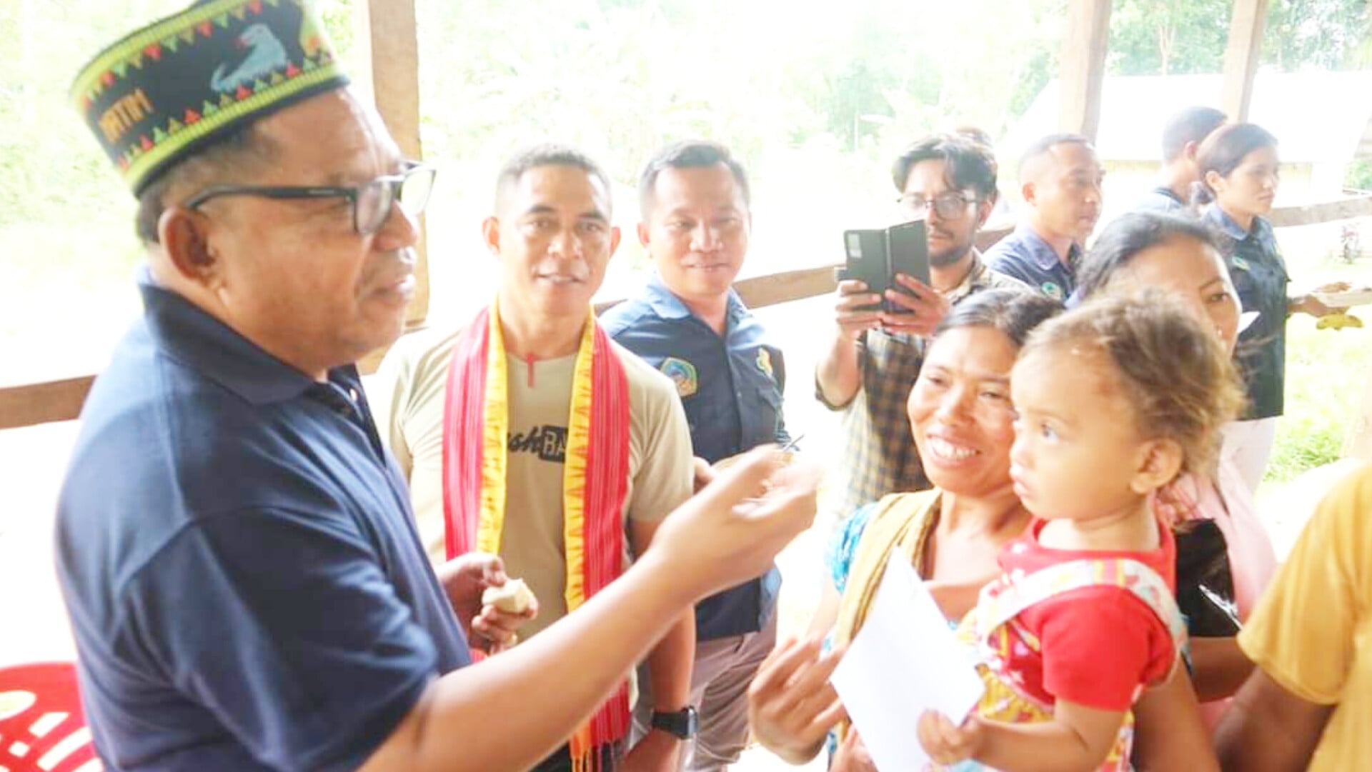 Bupati Manggarai Timur Agas Andreas menanyakan orang tua yang anaknya stunting,di Posyandu setempat, Kamis (2/2/2023). 
