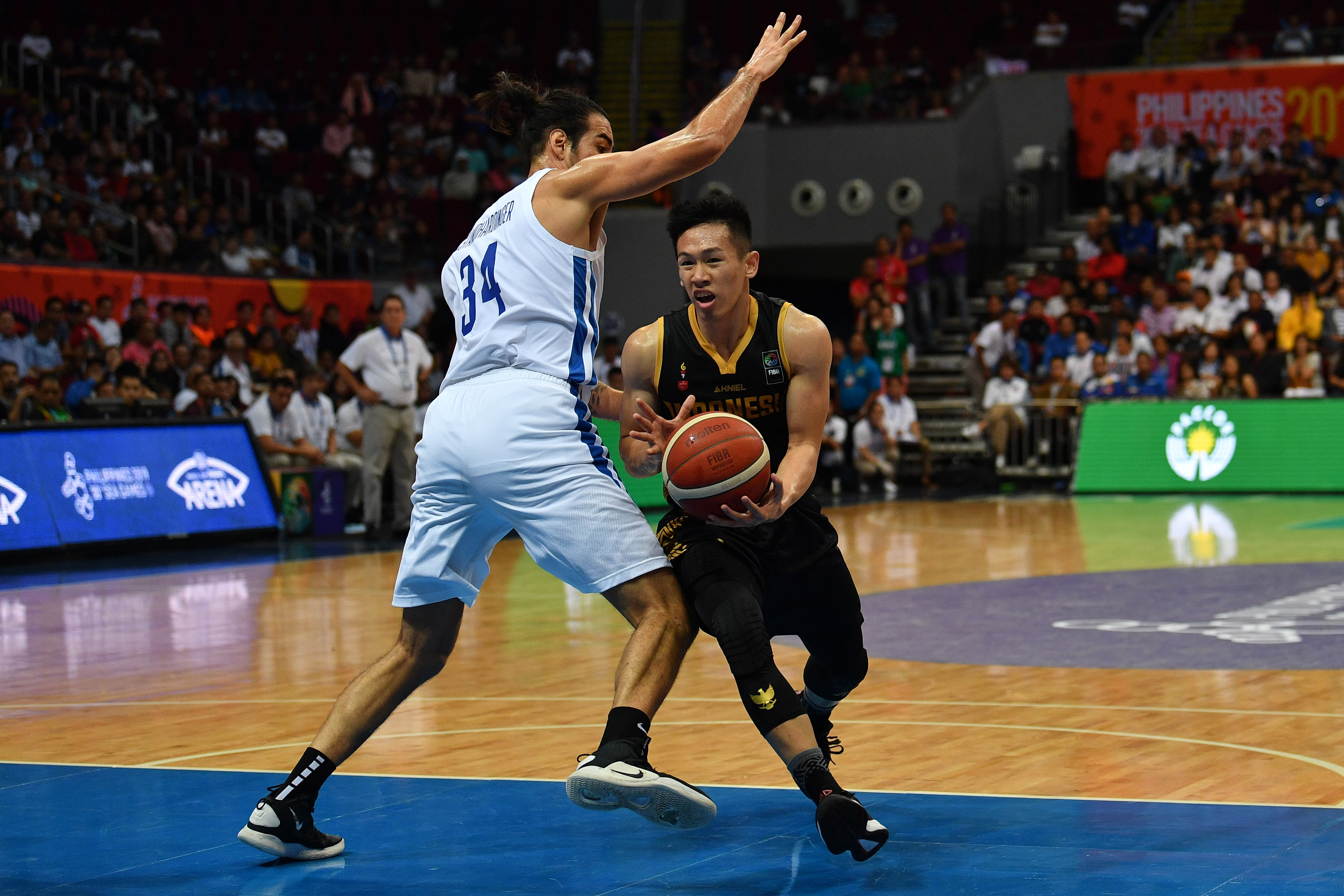 Pebasket Indonesia Abraham Damar Grahita (kanan) mendribel bola dihadang pebasket Filipina 