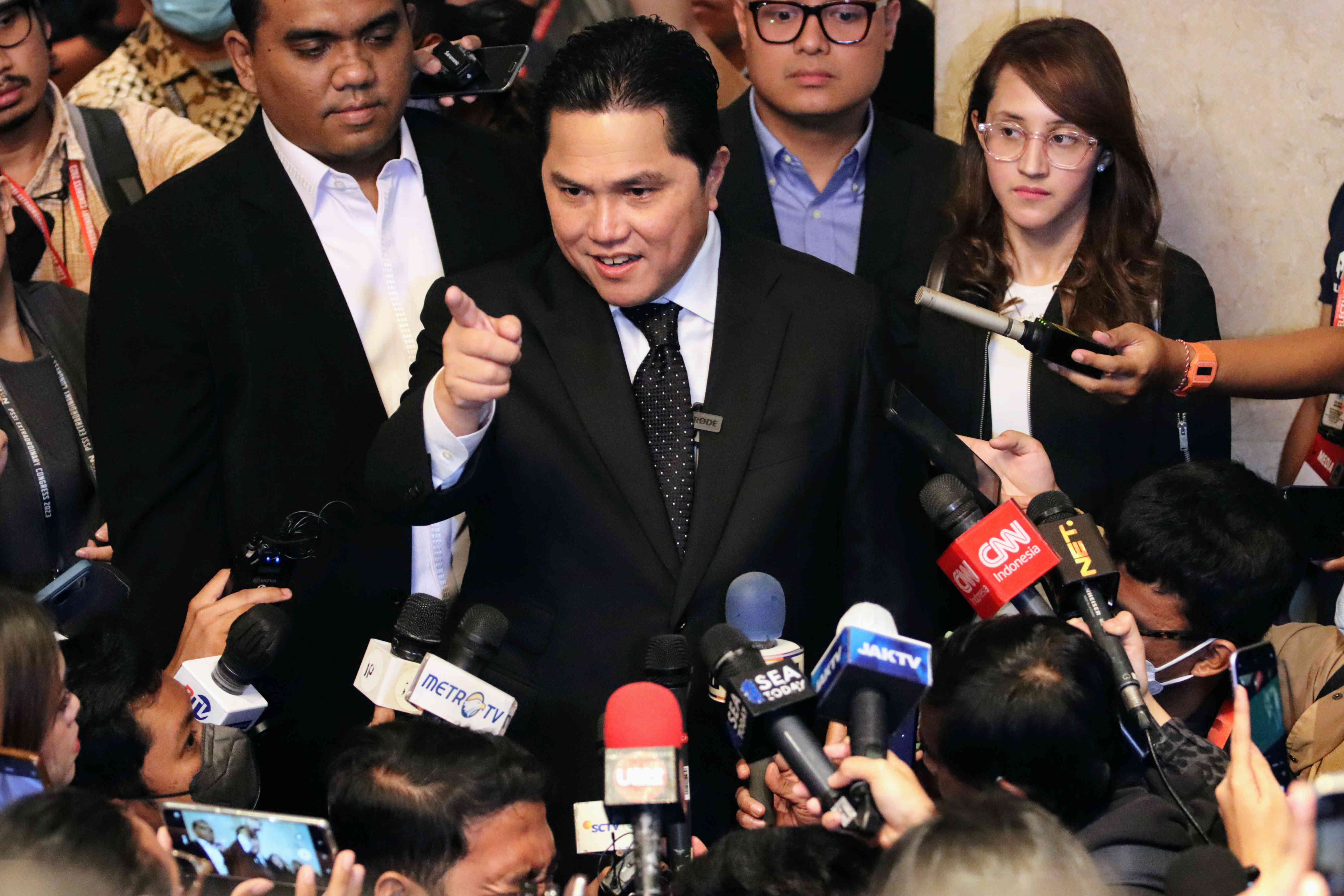 Erick Thohir usai  terpilih sebagai Ketua Umum PSSI periode 2023-2027, di Kongres Luar Biasa PSSI, Kamis (16/2)