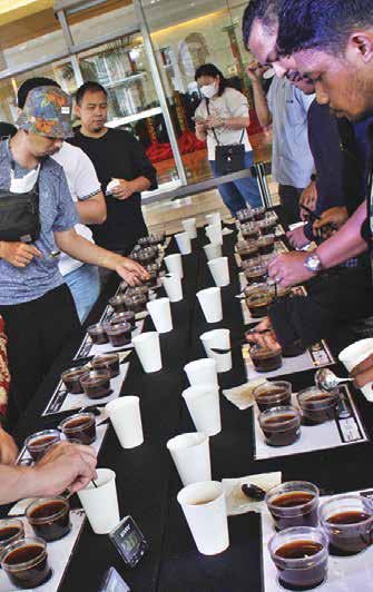 Para peserta Kompetisi Roasting pada Festival Kopi Nusantara 2023 di kompleks Media Group Network, Kedoya, Jakarta Barat, kemarin. Roasting 