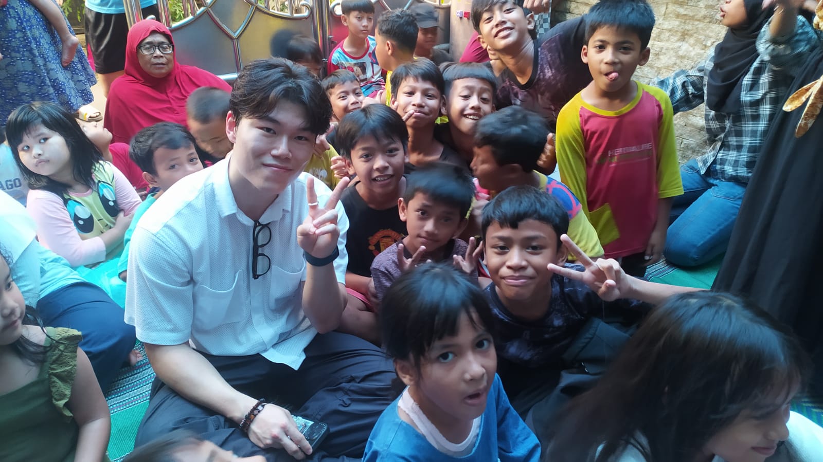 Sejumlah mahasiswa UI dari Korea, Tiongkok, dan Indonesia mengunjungi Taman Bacaan Masyarakat (TBM) Bukit Duri Bercerita di Jakarta Selatan.