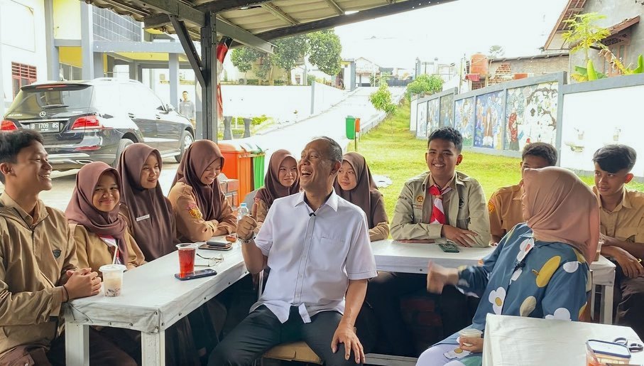 Ayep Zaki sedang bersama murid-murid SMA Doa Bangsa.