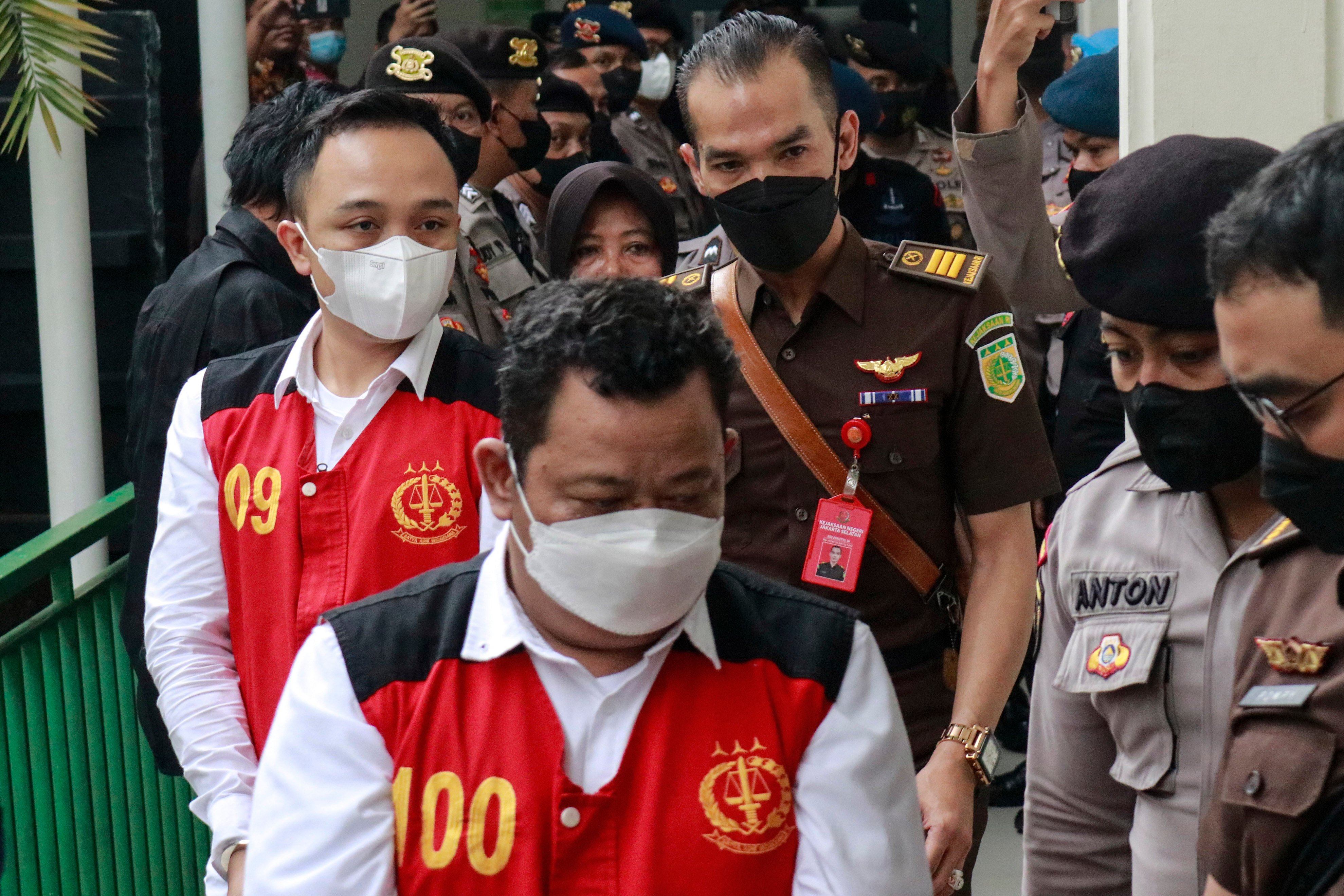 Terdakwa kasus pembunuhan berencana terhadap Brigadir Nofriansyah Yosua Hutabarat (Brigadir J), Ricky Rizal (kiri) dan Kuat Ma'ruf