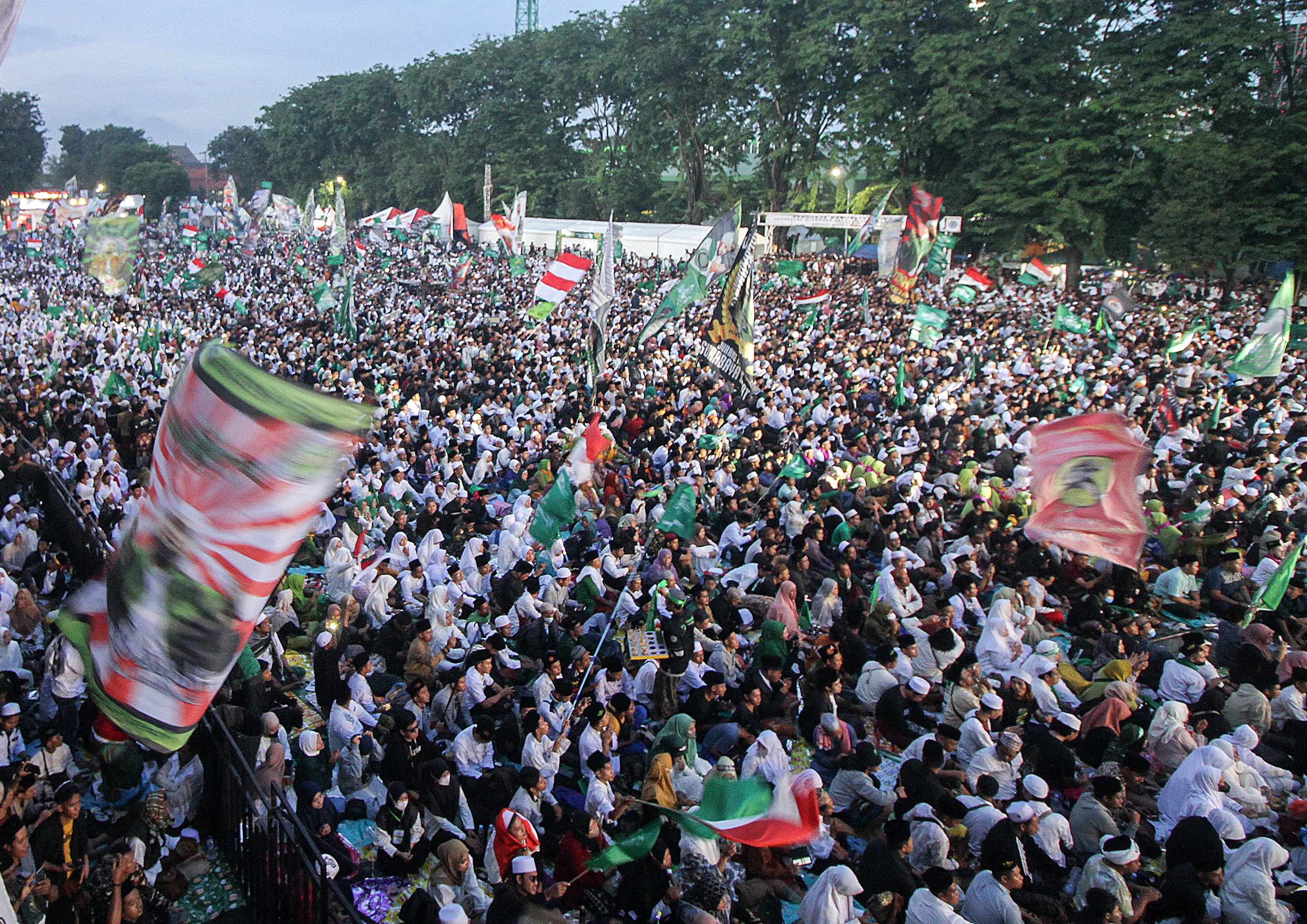 Nahdliyin mengikuti pengajian dalam rangkaian Resepsi Puncak Satu Abad Nahdlatul Ulama (NU) di parkir timur Gelora Delta Sidoarjo
