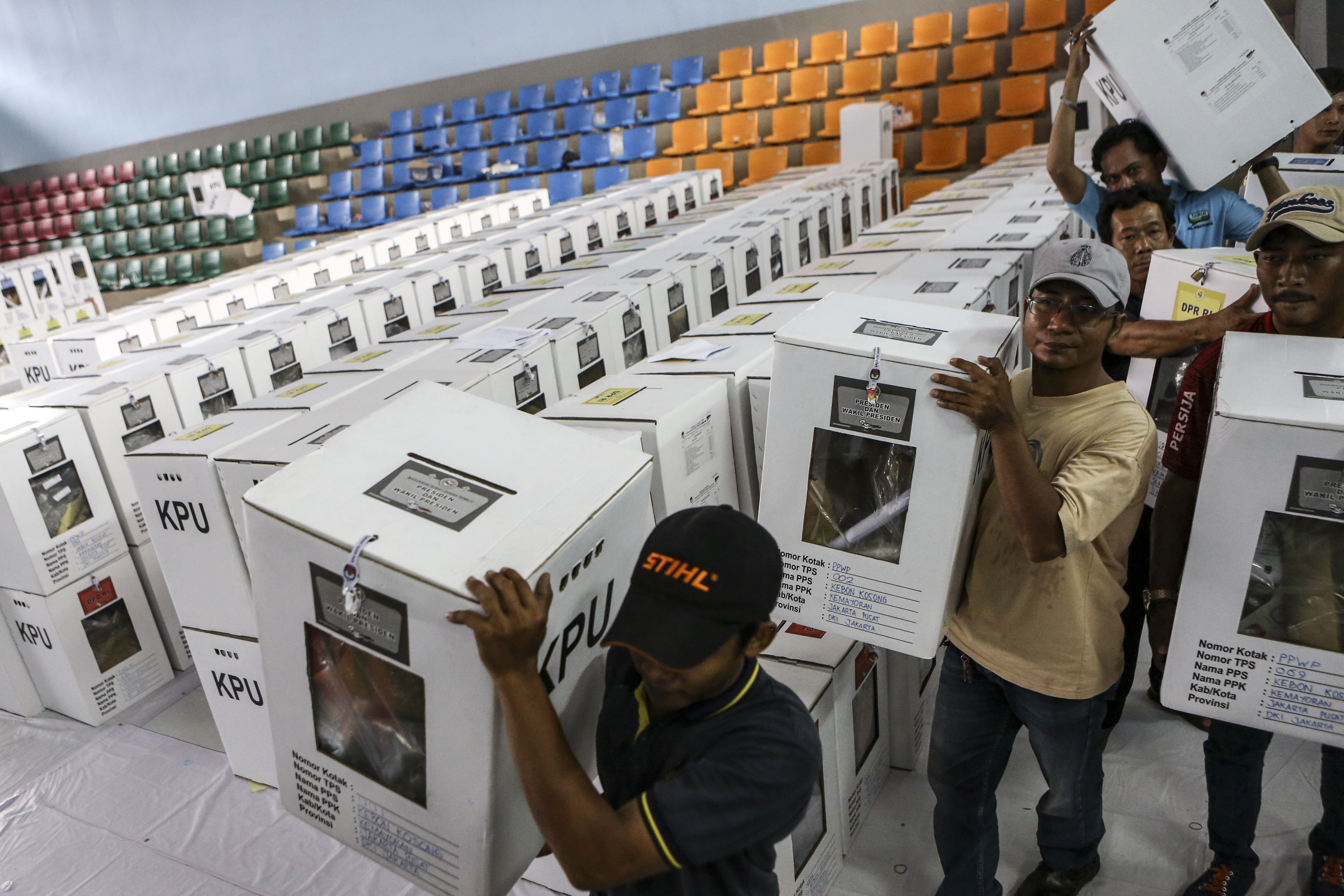 Petugas mengangkut logistik pemilu untuk didistribusikan ke sejumlah wilayah.