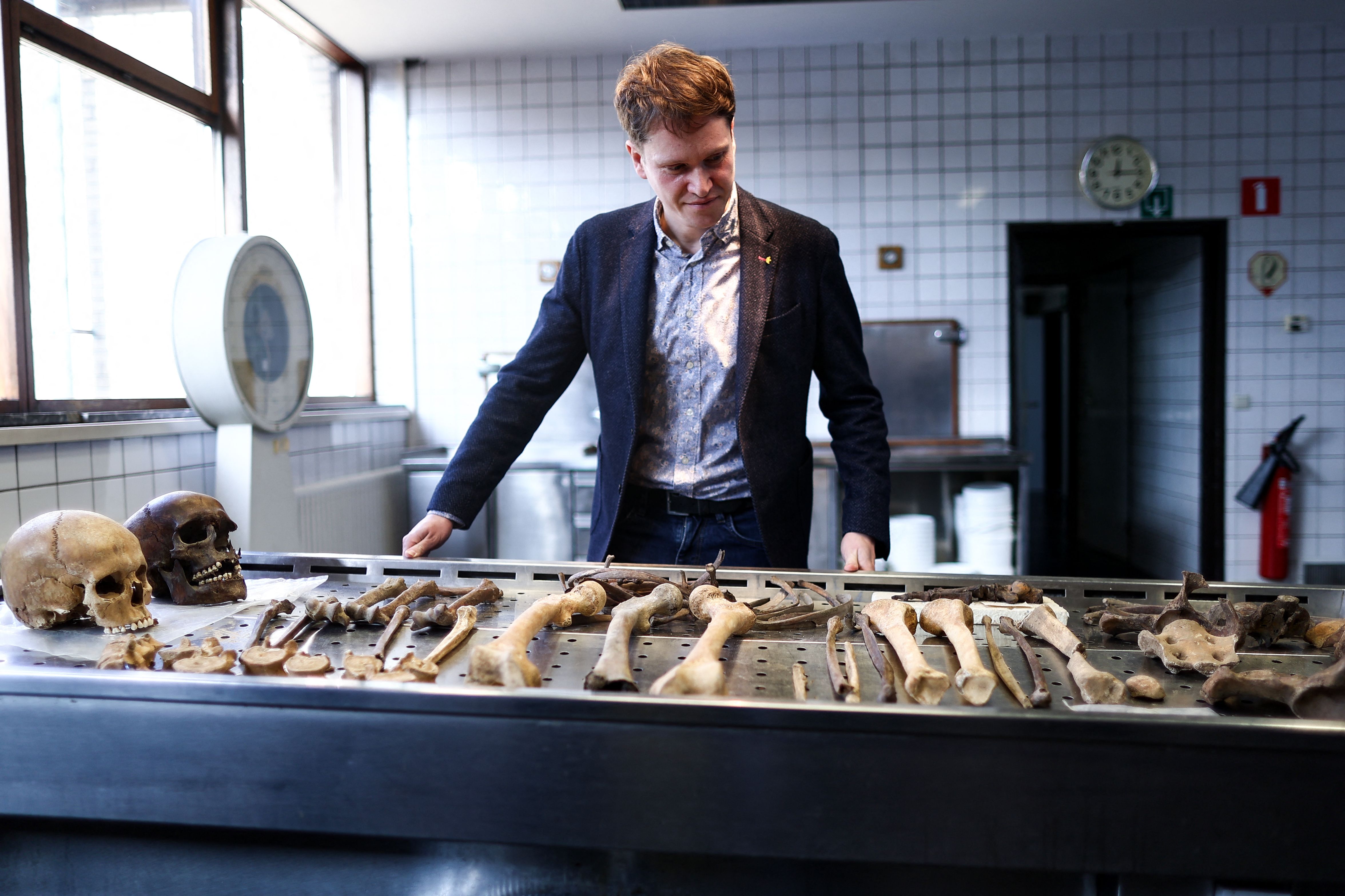 Ilustrasi--Seorang peneliti berdiri di belakang rangka manusia