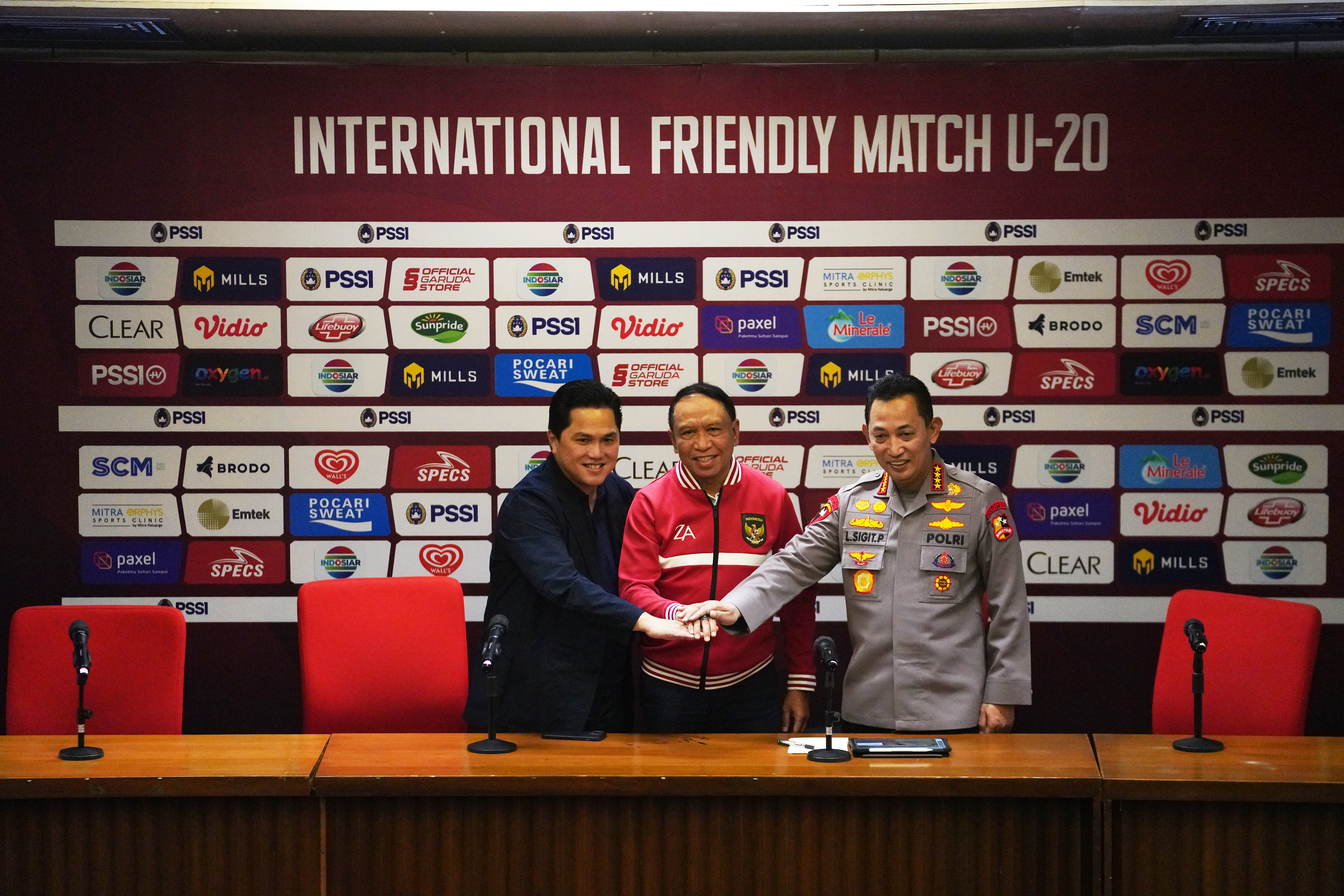 Ketum PSSI Erick Thohir bersalaman dengan Kapolri Jenderal Listyo Sigit dan Menpora Zainudin Amali.