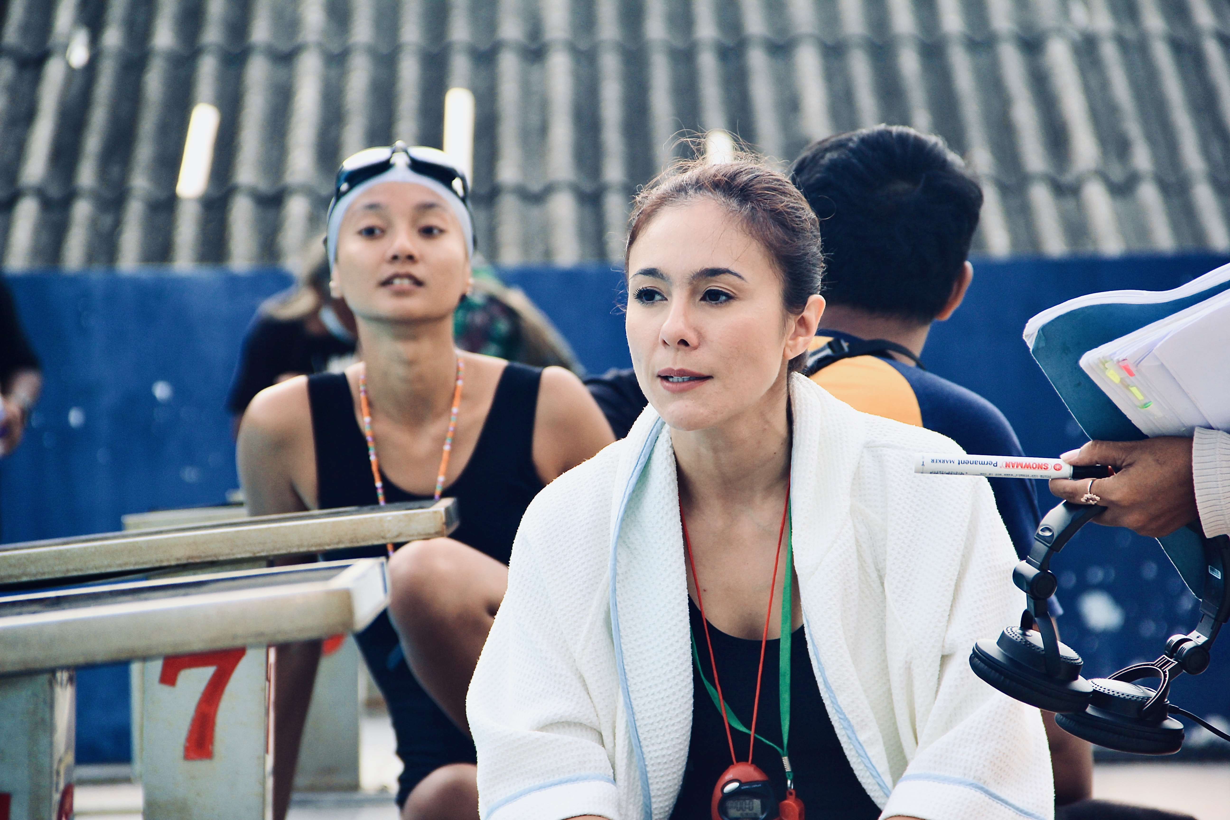 Tatyana Akman dan Wulan Guritno saat proses syuting film Glo, Kau Cahaya