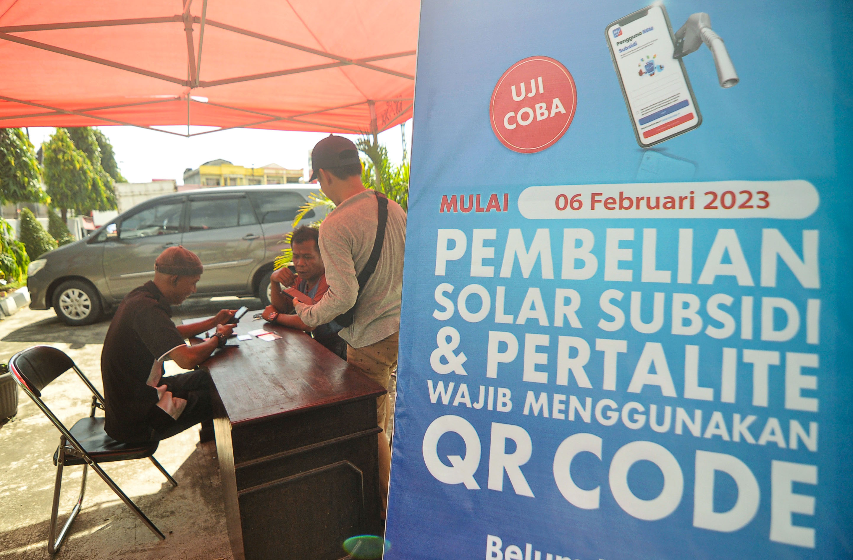 Ilustrasi: petugas stasiun pengisian bahan bakar umum (SPBU) membantu masyarakat mendaftarkan diri sebagai penerima BBM subsidi.