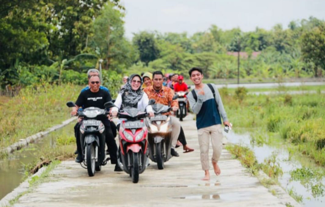 Bupati Klaten Sri Mulyani dan rombongan hendak mengunjungi korban banjir