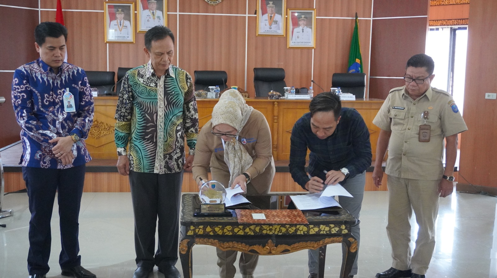 Direktur Perumda Bende Seguguk, Meri dan Direktur Komersil PT Pusri Agro Lestari (PAL), Muhammad Fazli Alhadi menandatangani kerjasama penya