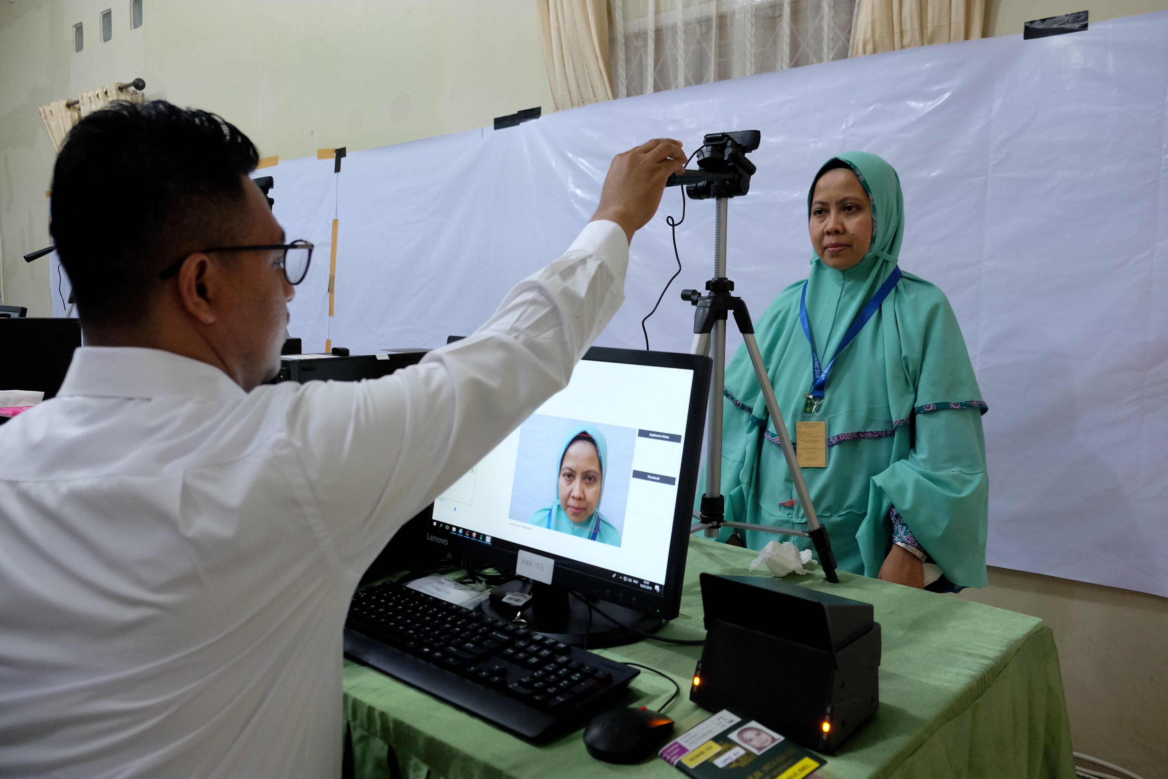 Ilustrasi calon jemaah haji melakukan perekaman biometrik.