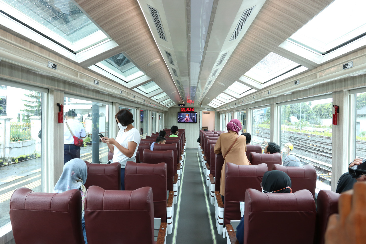 Penumpang berada dalam kereta panoramic yang dioperasikan KAI. Tren pemesanan tiket secara online melesat.