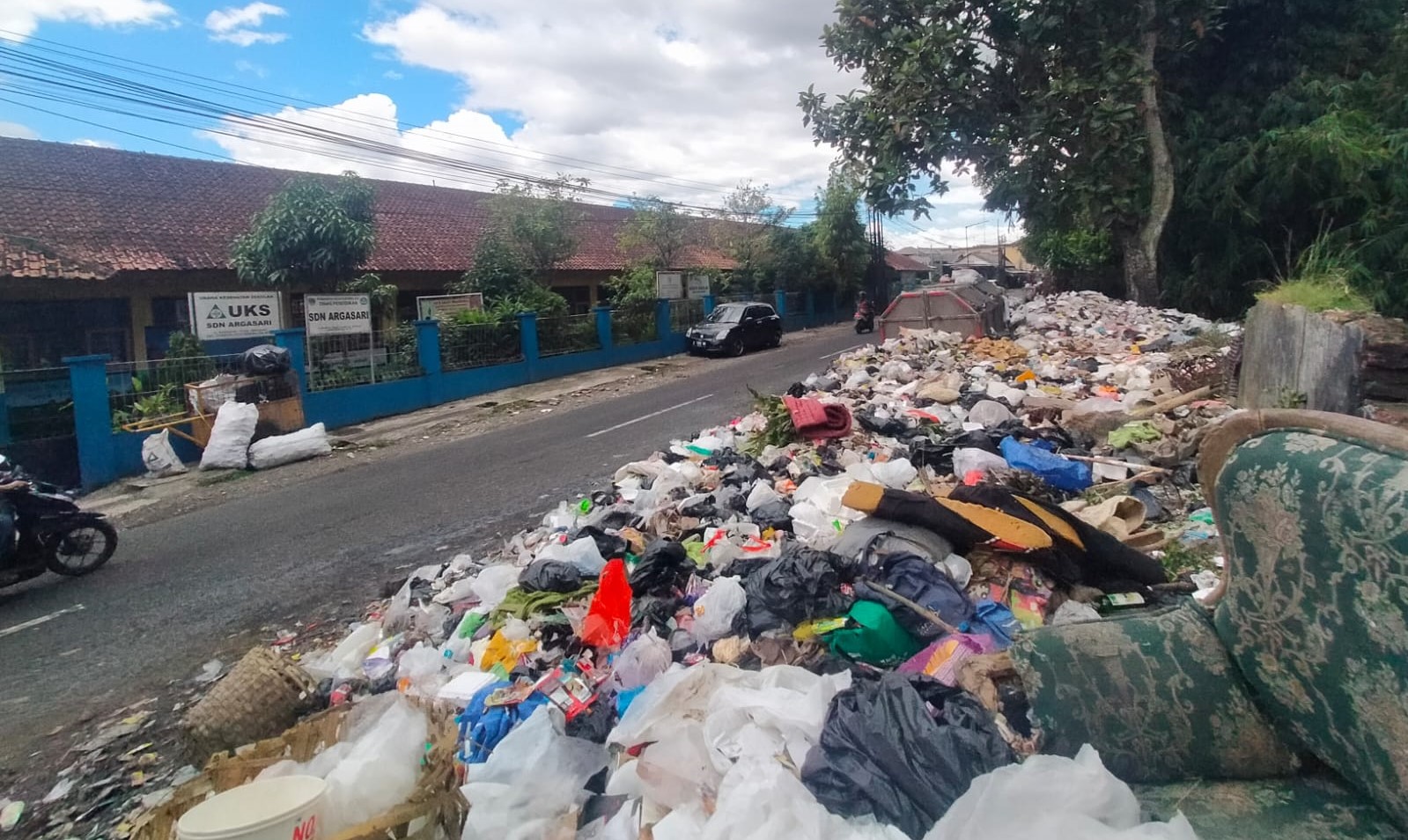 Tumpukan sampah di depan SDN Argasari, Kota Tasiklamaya menggangu kegiatan belajar mengajar, masalah ini sudah tahunan, Selasa (21/2/2023)